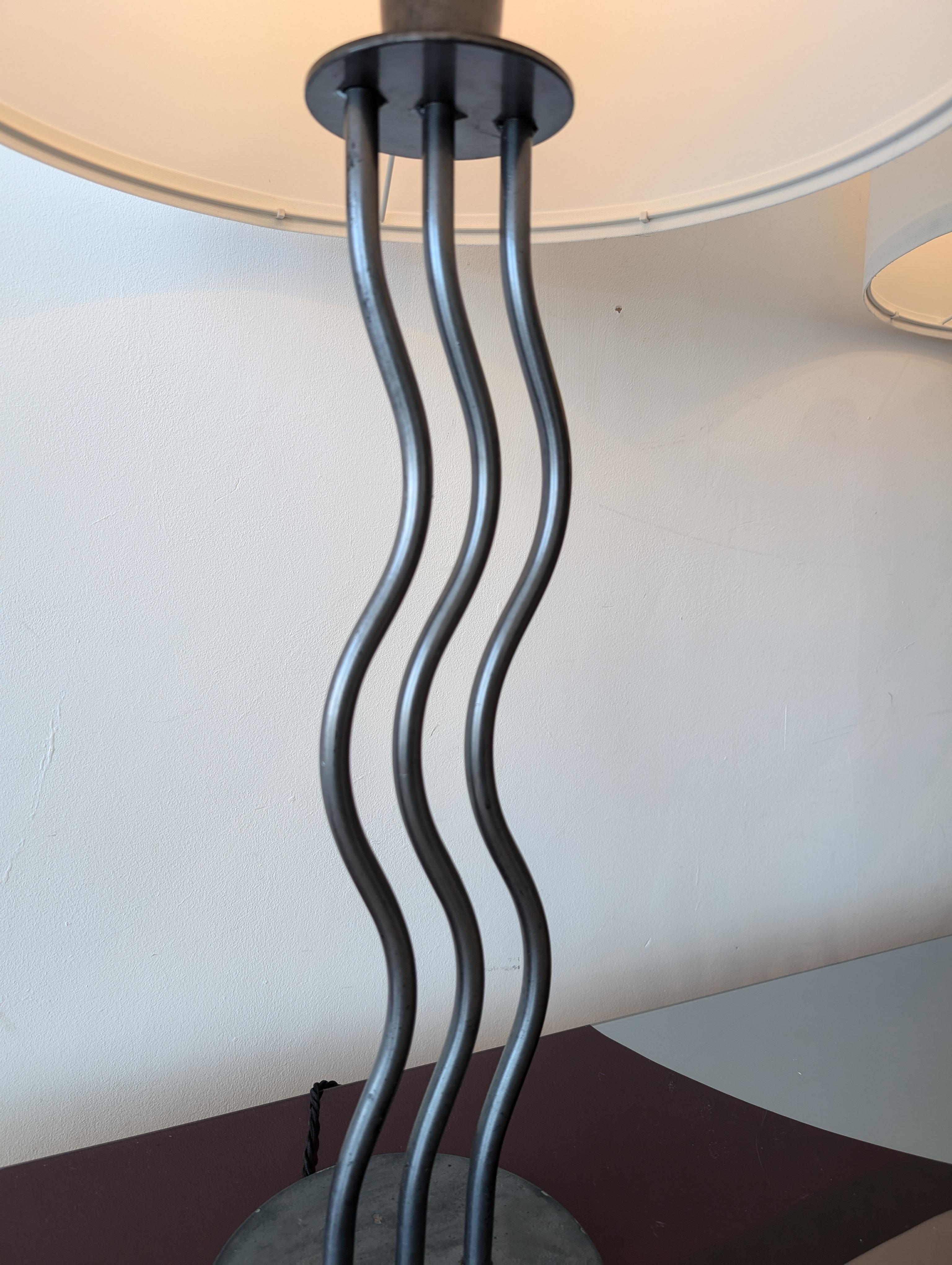Metal Pair of vintage postmodern 1980s American black steel wiggle lamps For Sale