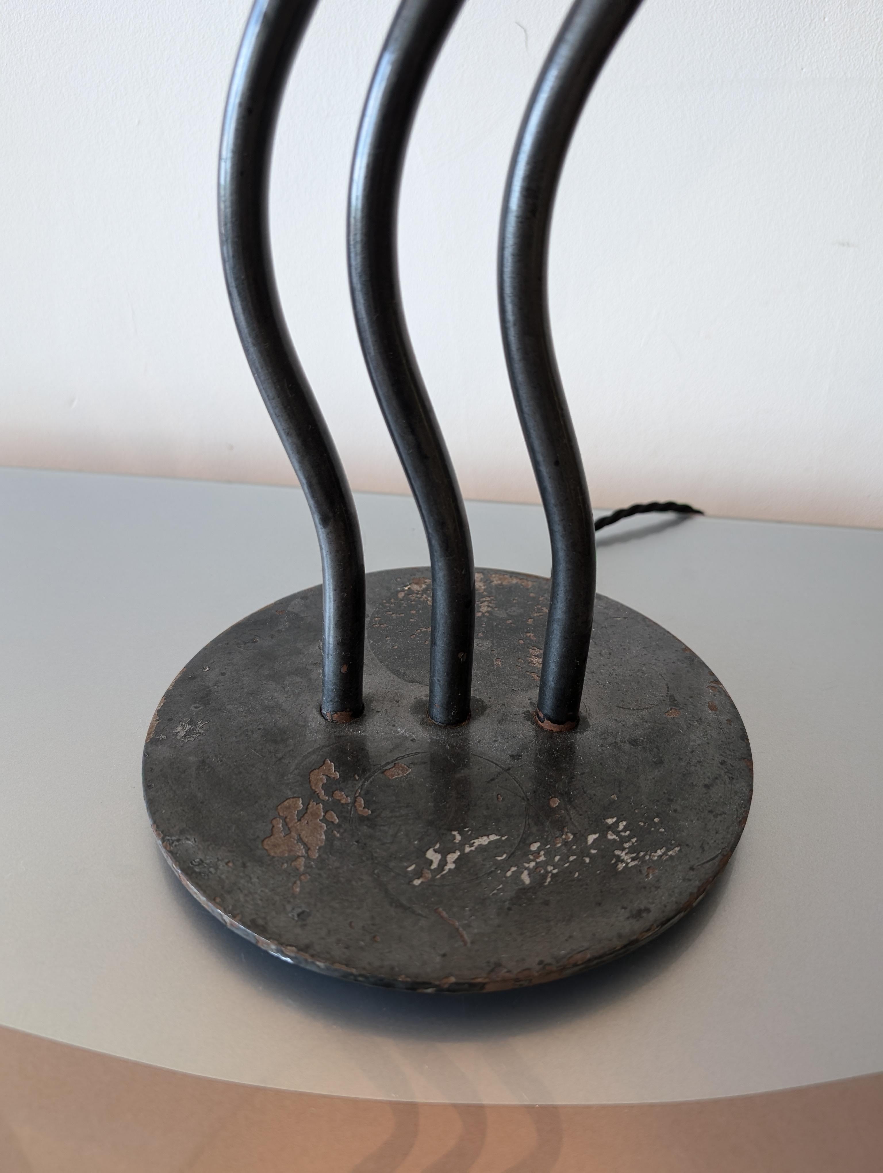 Pair of vintage postmodern 1980s American black steel wiggle lamps For Sale 3