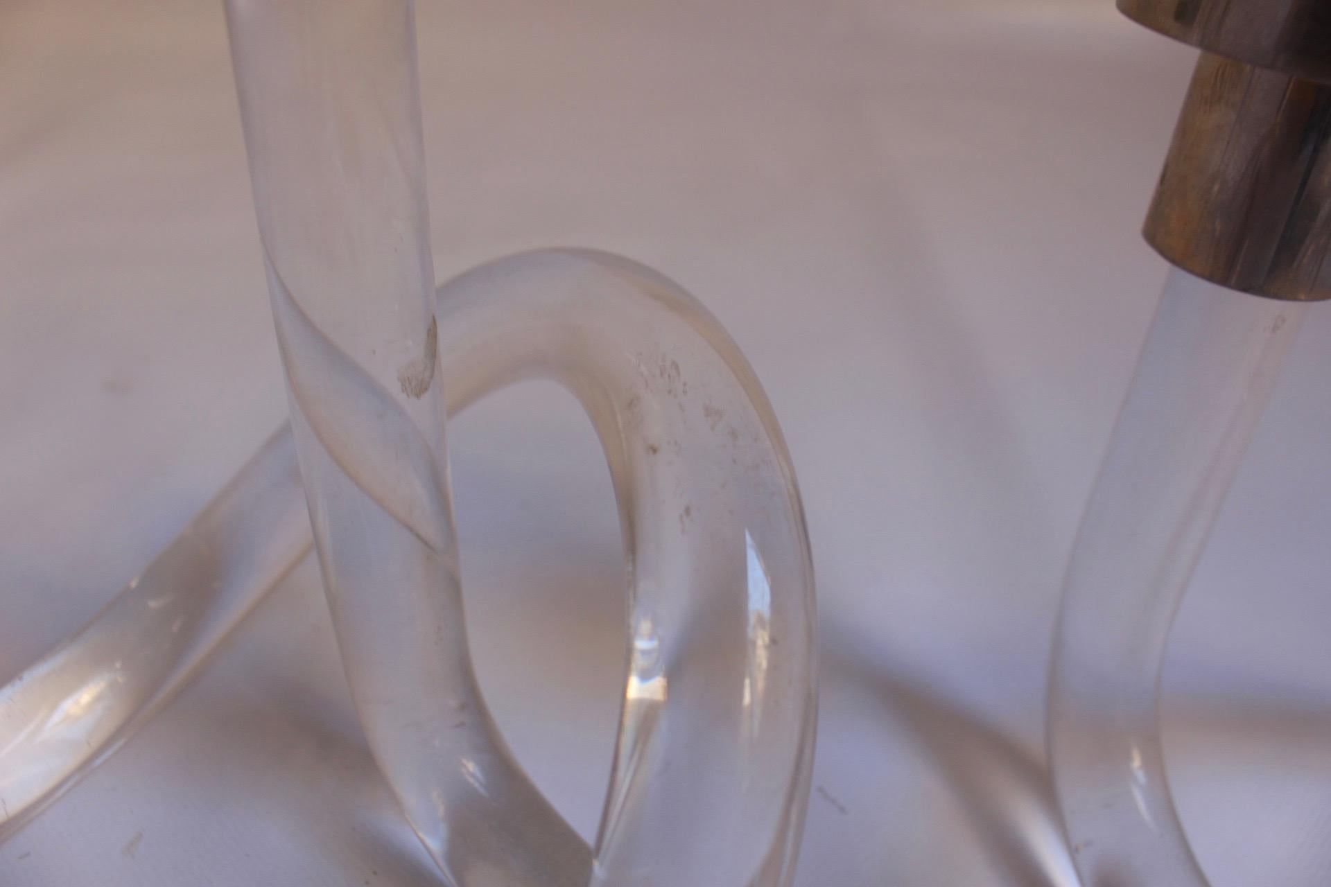 Pair of Midcentury Pretzel Lucite Candlestick by Dorothy Thorpe, 1960s (Mitte des 20. Jahrhunderts)