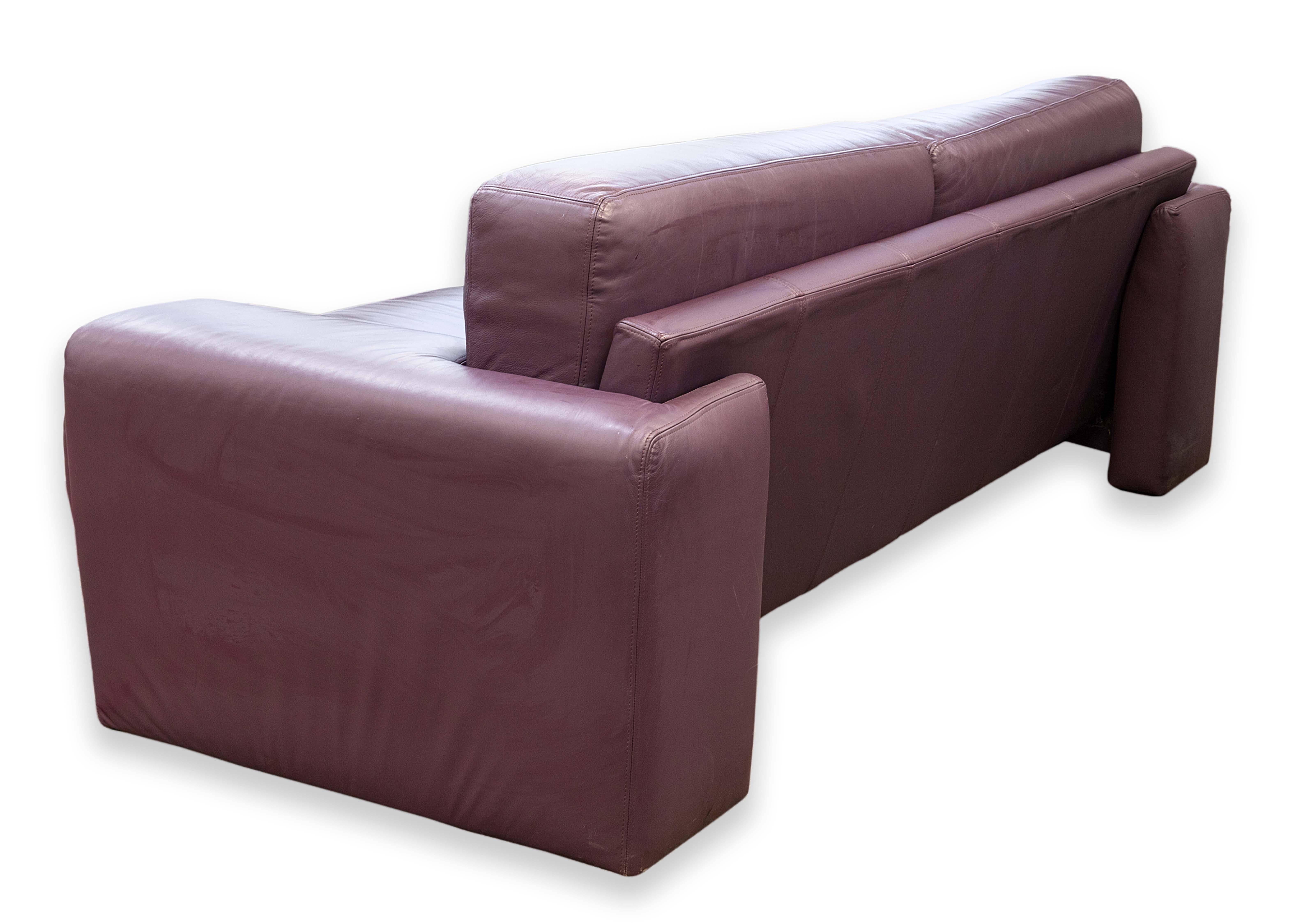 Paire de canapés postmodernes Preview Furniture Co en cuir violet en vente 5