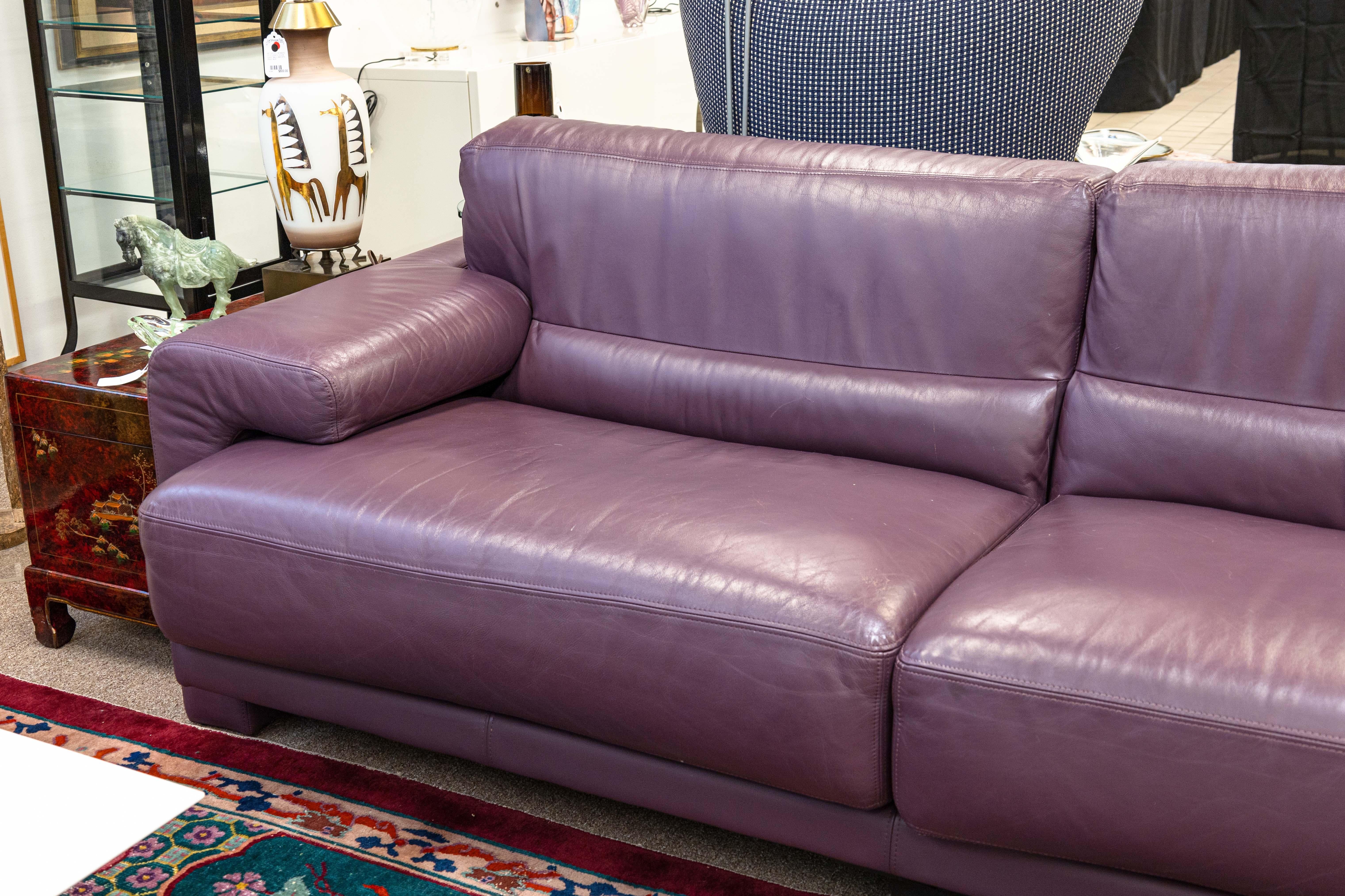 Une paire de canapés en cuir violet vintage Preview. Il s'agit d'une magnifique paire de canapés en cuir au design postmoderne. Le canapé est entièrement recouvert de cuir violet uni. Les coussins d'assise et de dossier sont amovibles et munis de