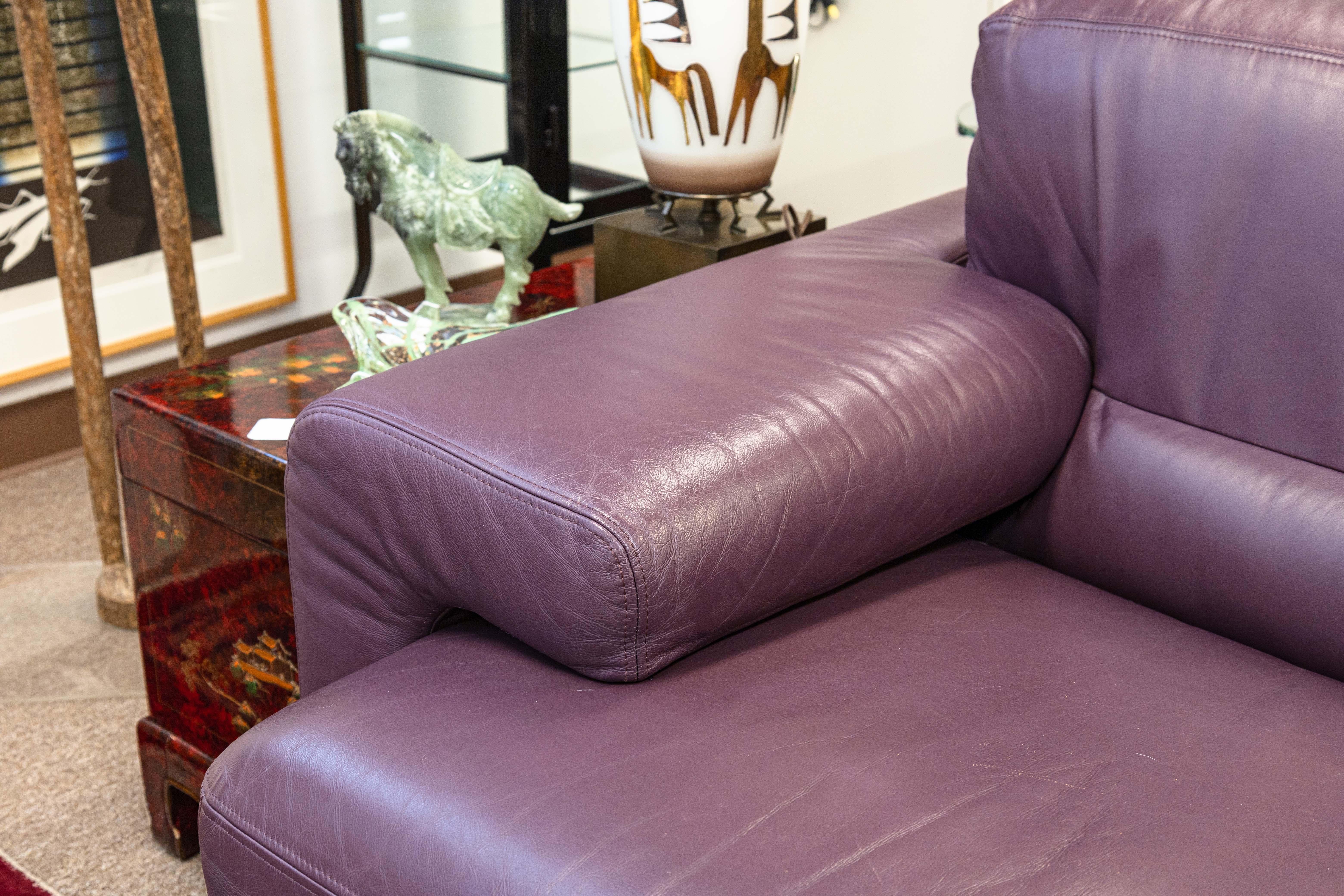 Paire de canapés postmodernes Preview Furniture Co en cuir violet Bon état - En vente à Keego Harbor, MI