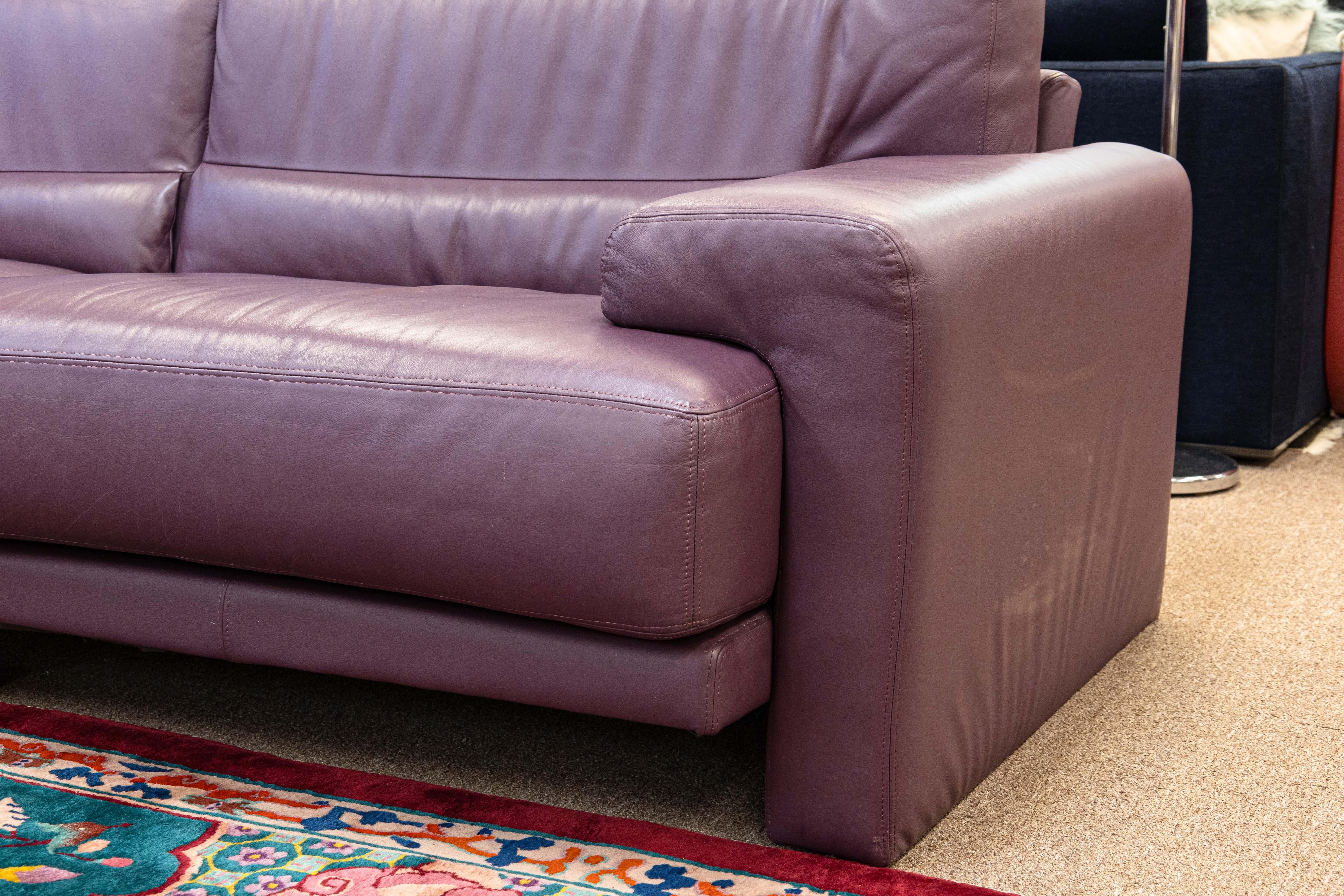 20ième siècle Paire de canapés postmodernes Preview Furniture Co en cuir violet en vente