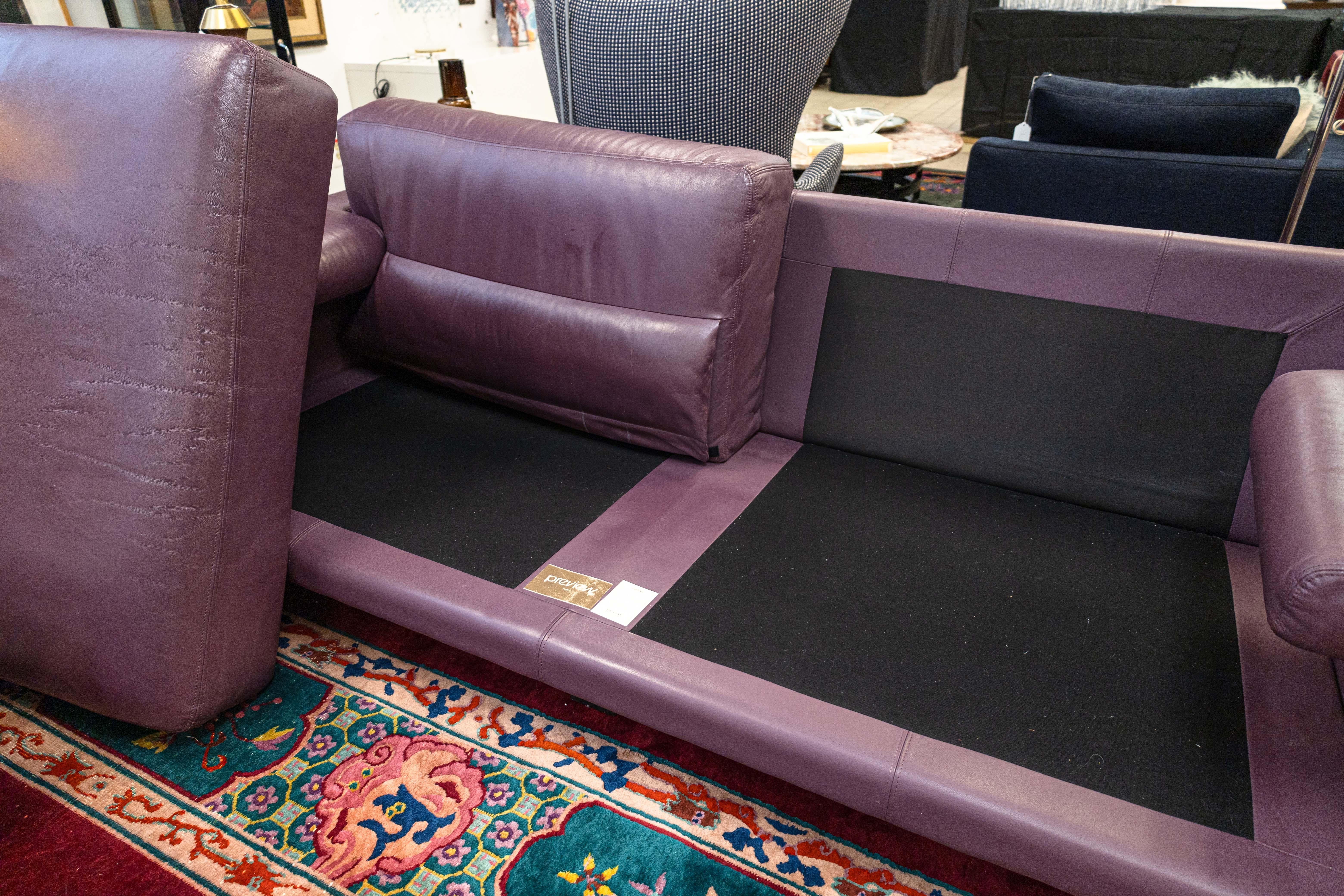 Cuir Paire de canapés postmodernes Preview Furniture Co en cuir violet en vente