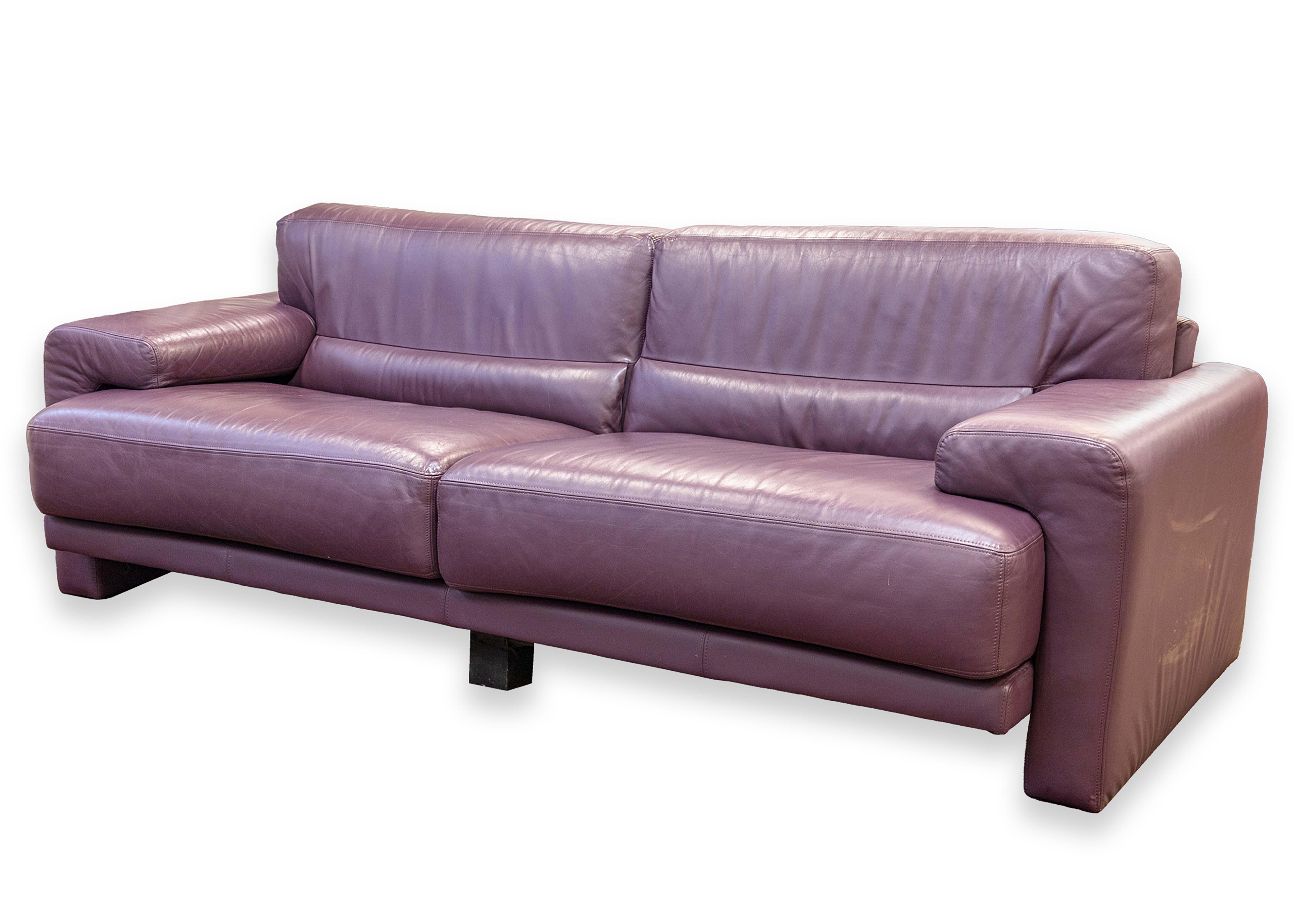 Paire de canapés postmodernes Preview Furniture Co en cuir violet en vente 3