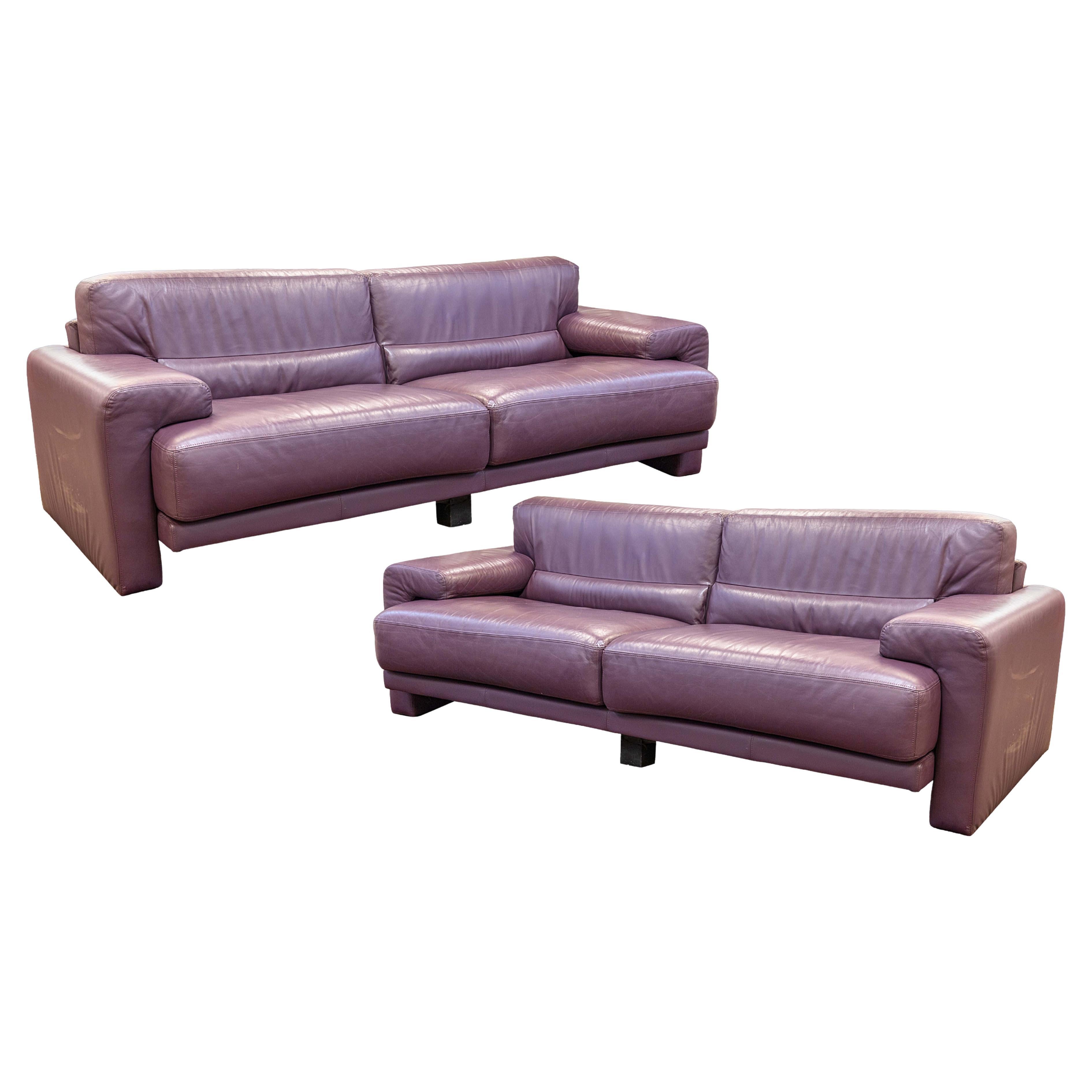 Paire de canapés postmodernes Preview Furniture Co en cuir violet