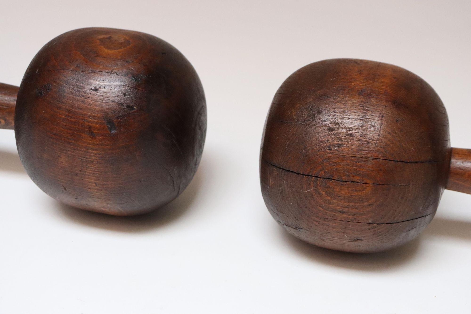 Paire d'haltères en bois surdimensionnés et sculptés, de style primitif vintage en vente 3