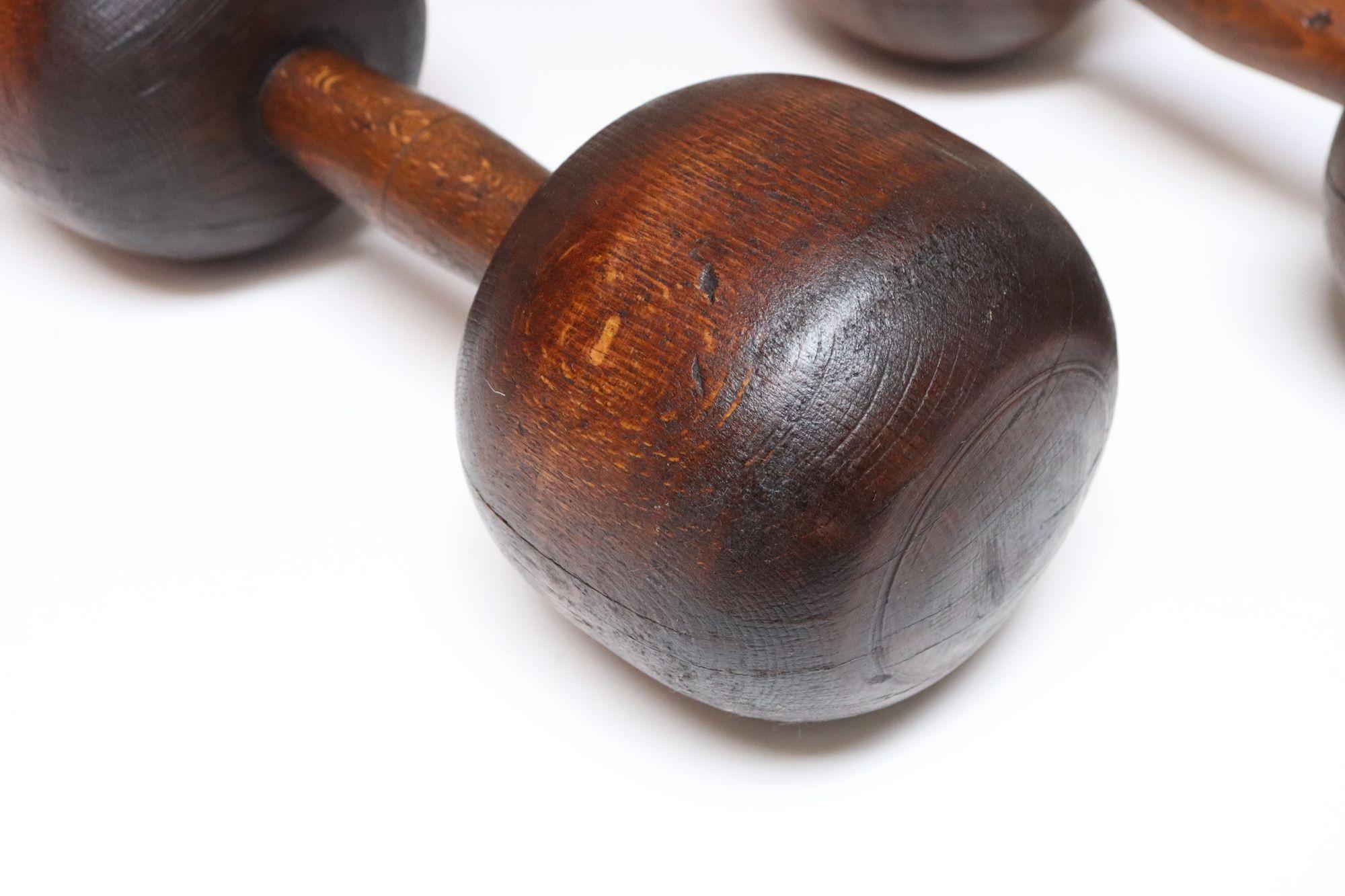 Paire d'haltères en bois surdimensionnés et sculptés, de style primitif vintage en vente 4