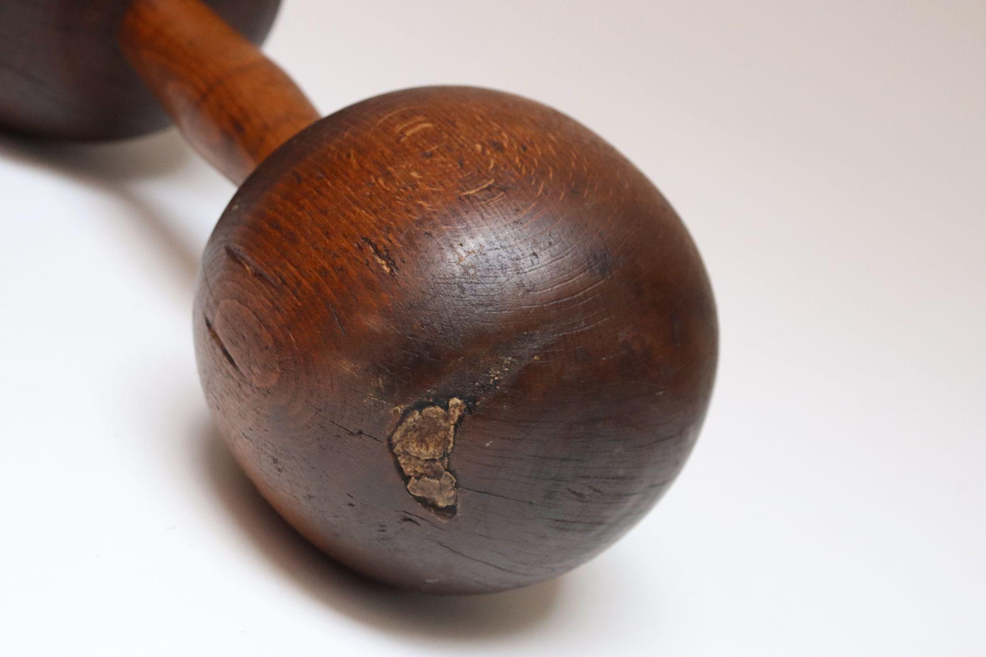 Paire d'haltères en bois surdimensionnés et sculptés, de style primitif vintage en vente 5