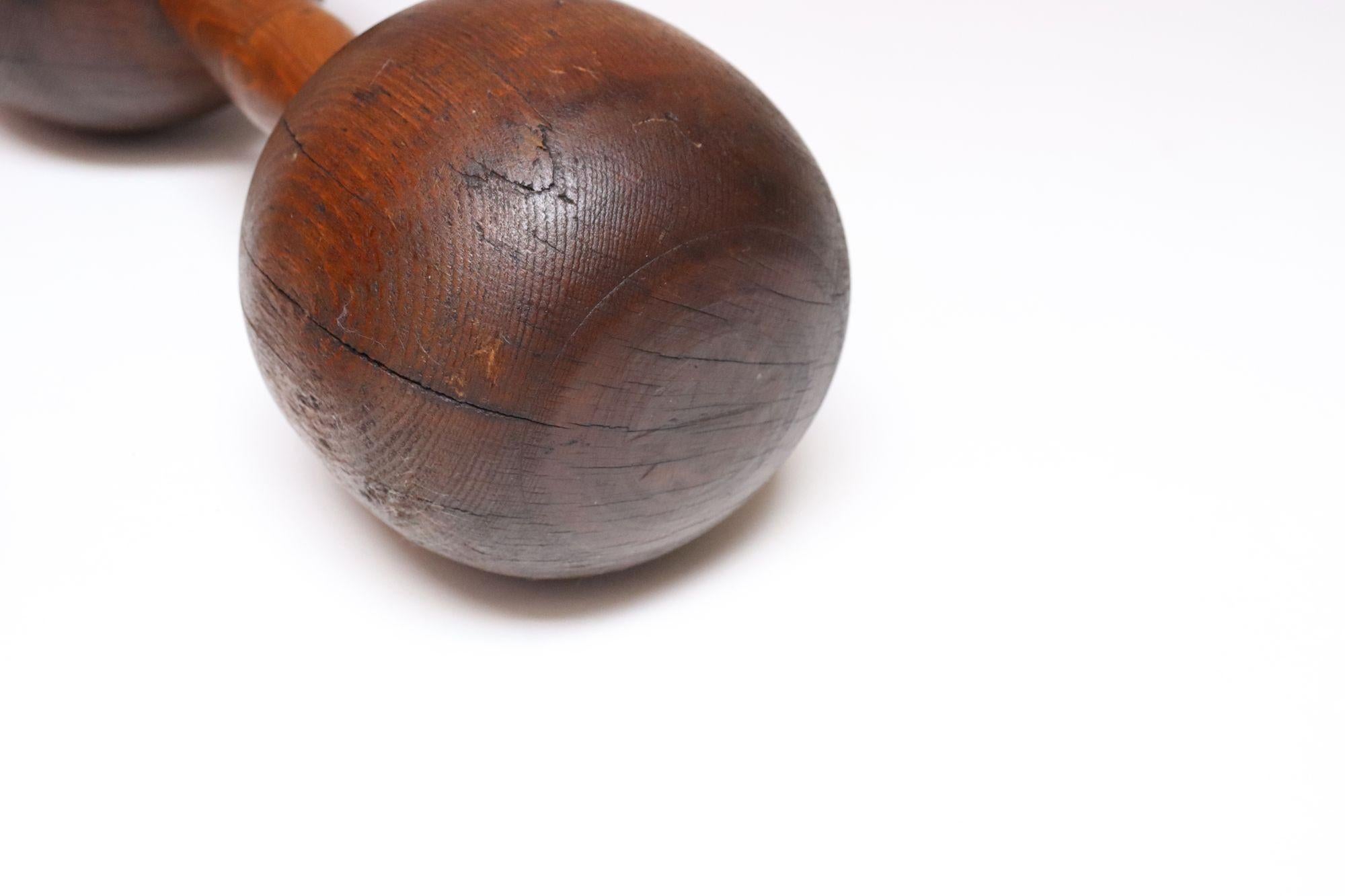 Paire d'haltères en bois surdimensionnés et sculptés, de style primitif vintage en vente 6