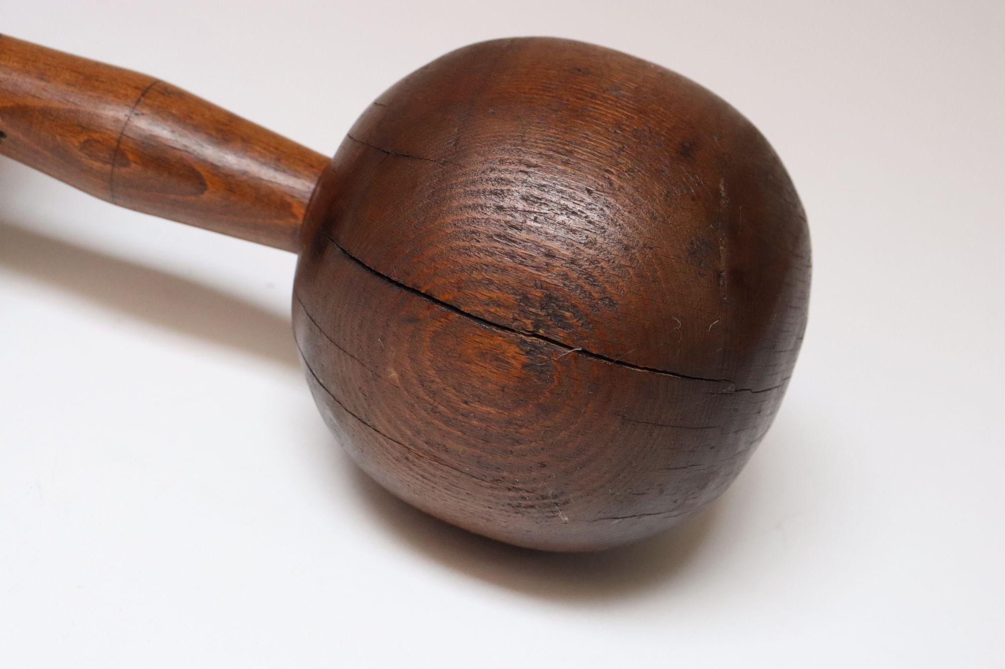 Paire d'haltères en bois surdimensionnés et sculptés, de style primitif vintage en vente 7