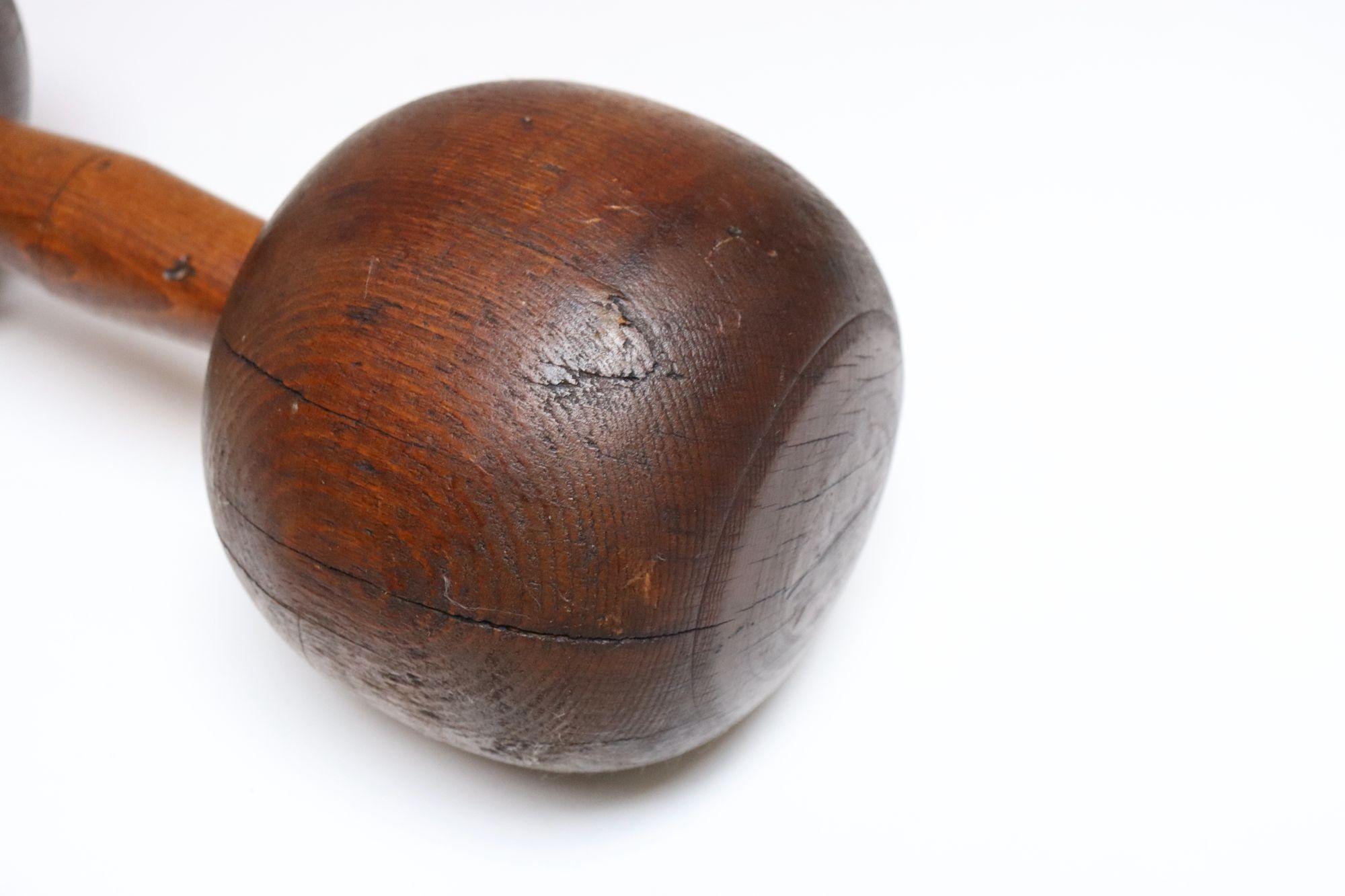 Paire d'haltères en bois surdimensionnés et sculptés, de style primitif vintage en vente 8