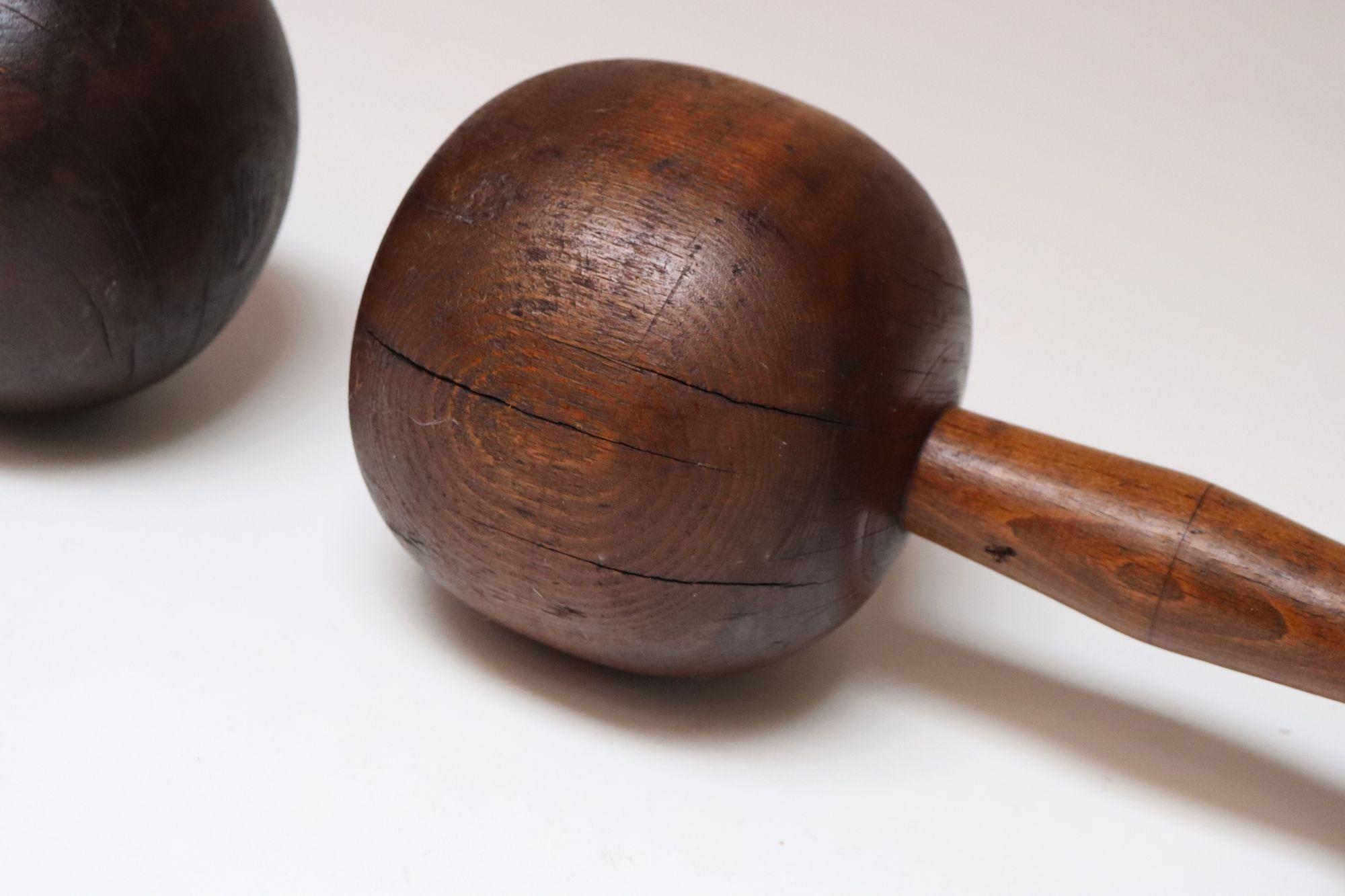 Paire d'haltères en bois surdimensionnés et sculptés, de style primitif vintage en vente 9