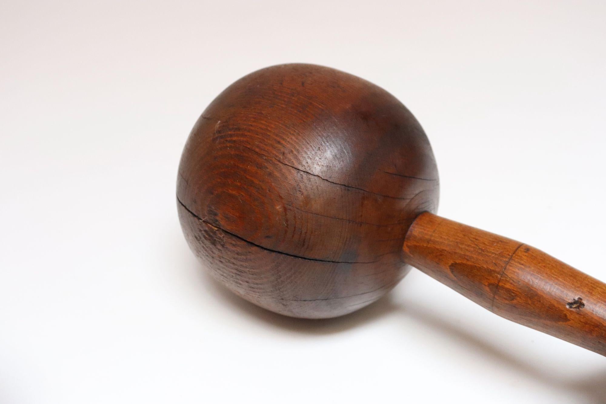 Paire d'haltères en bois surdimensionnés et sculptés, de style primitif vintage en vente 10
