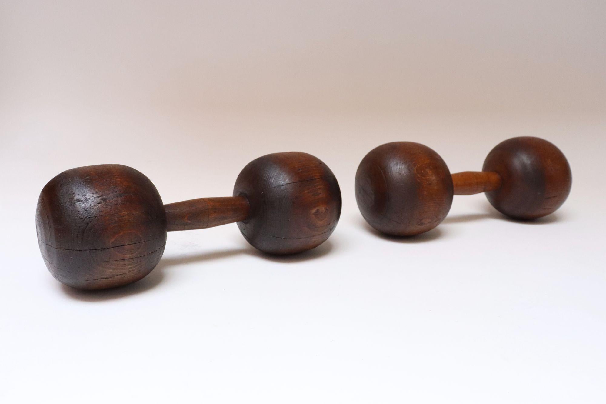 Artisanat Paire d'haltères en bois surdimensionnés et sculptés, de style primitif vintage en vente