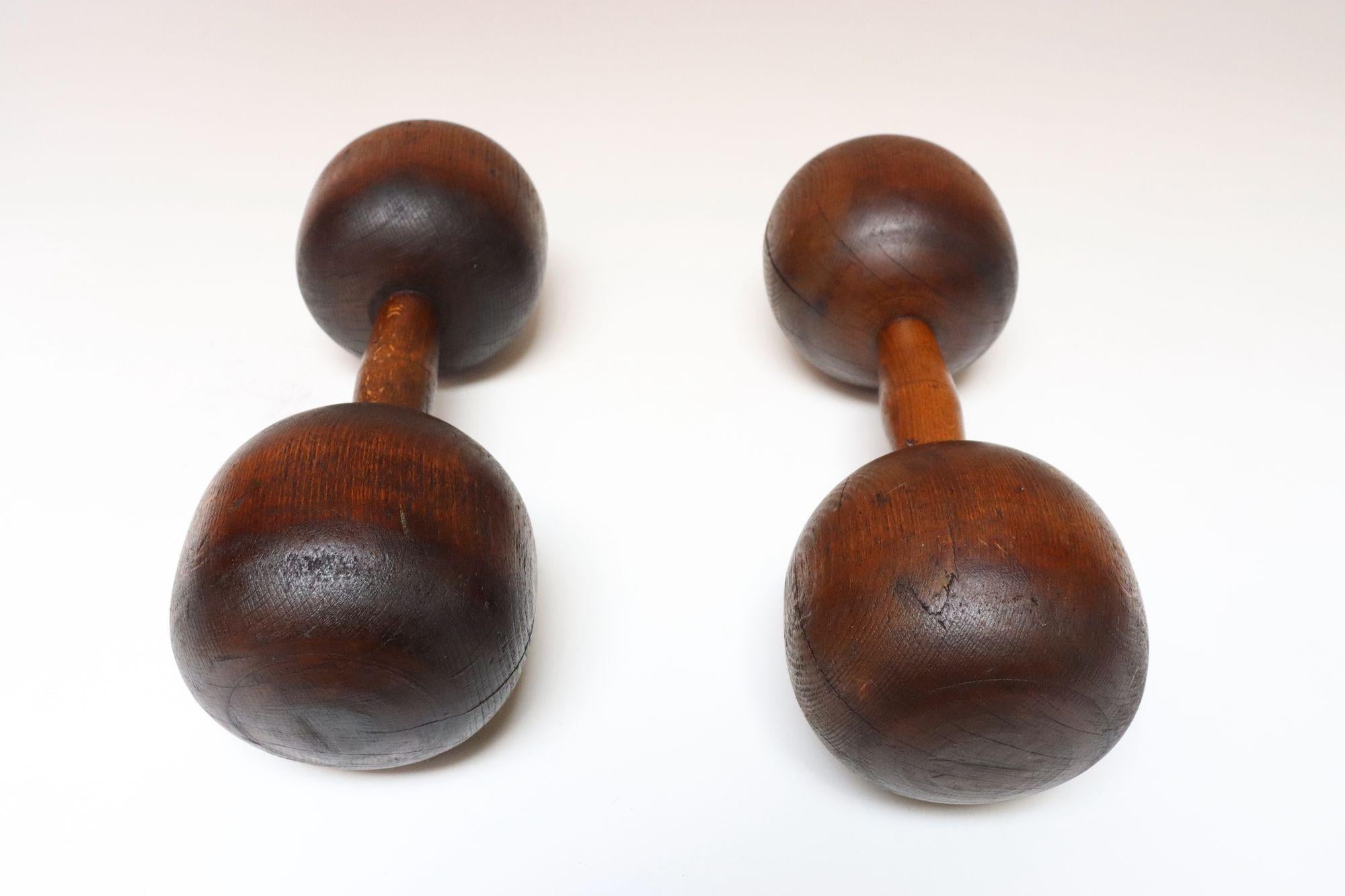 Américain Paire d'haltères en bois surdimensionnés et sculptés, de style primitif vintage en vente