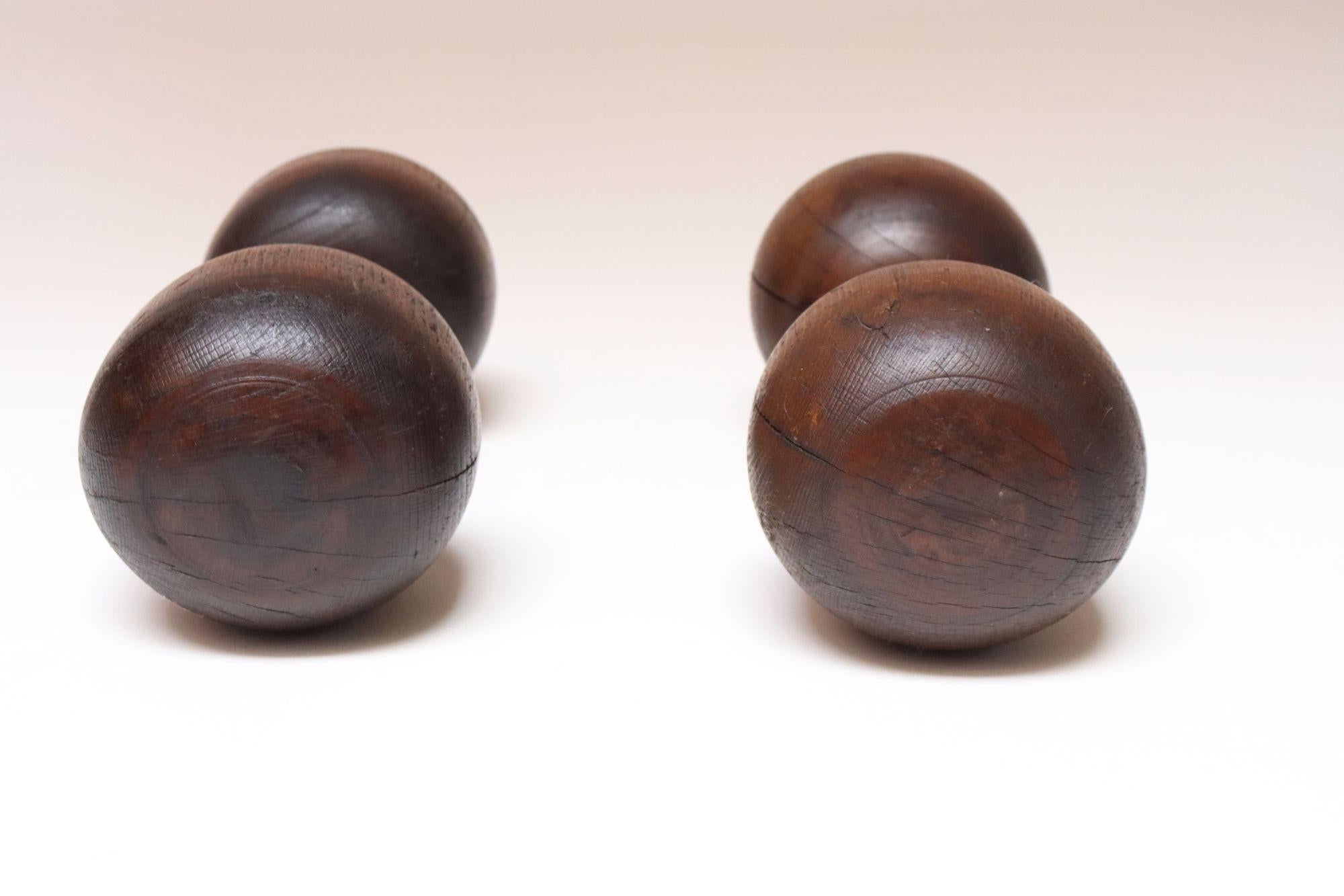Paire d'haltères en bois surdimensionnés et sculptés, de style primitif vintage Bon état - En vente à Brooklyn, NY