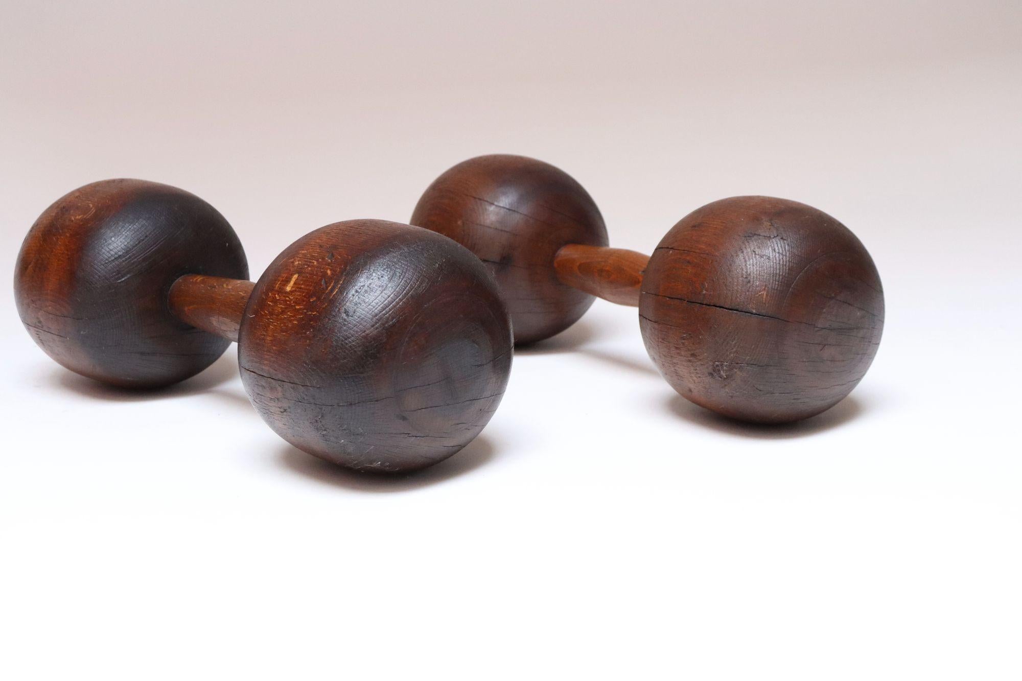Milieu du XXe siècle Paire d'haltères en bois surdimensionnés et sculptés, de style primitif vintage en vente