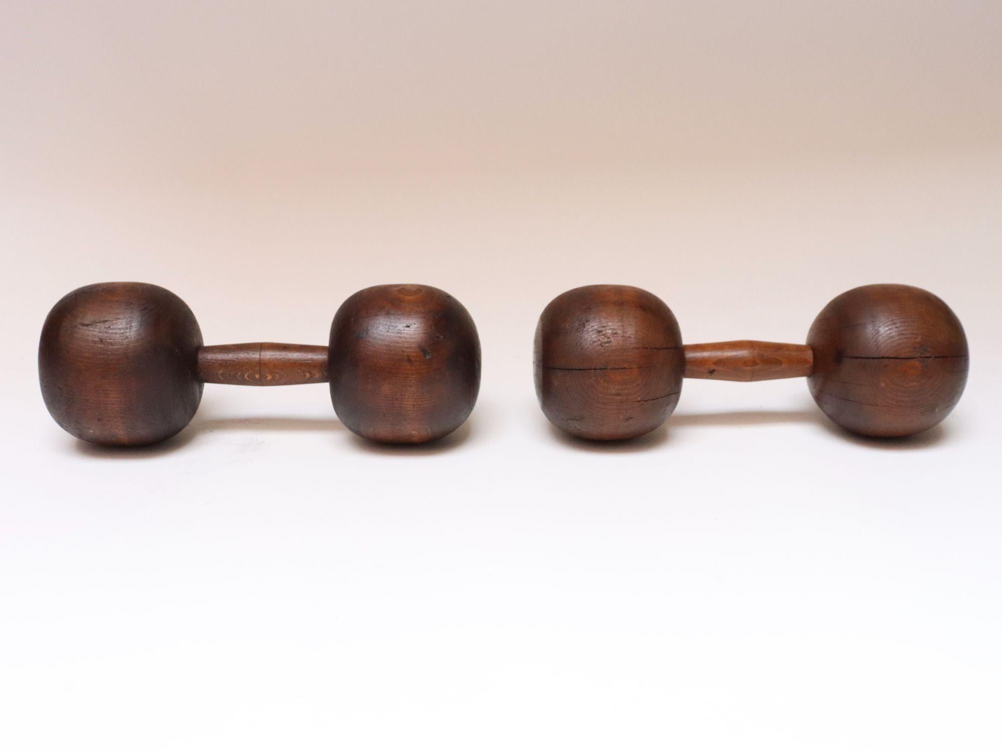 Bois Paire d'haltères en bois surdimensionnés et sculptés, de style primitif vintage en vente
