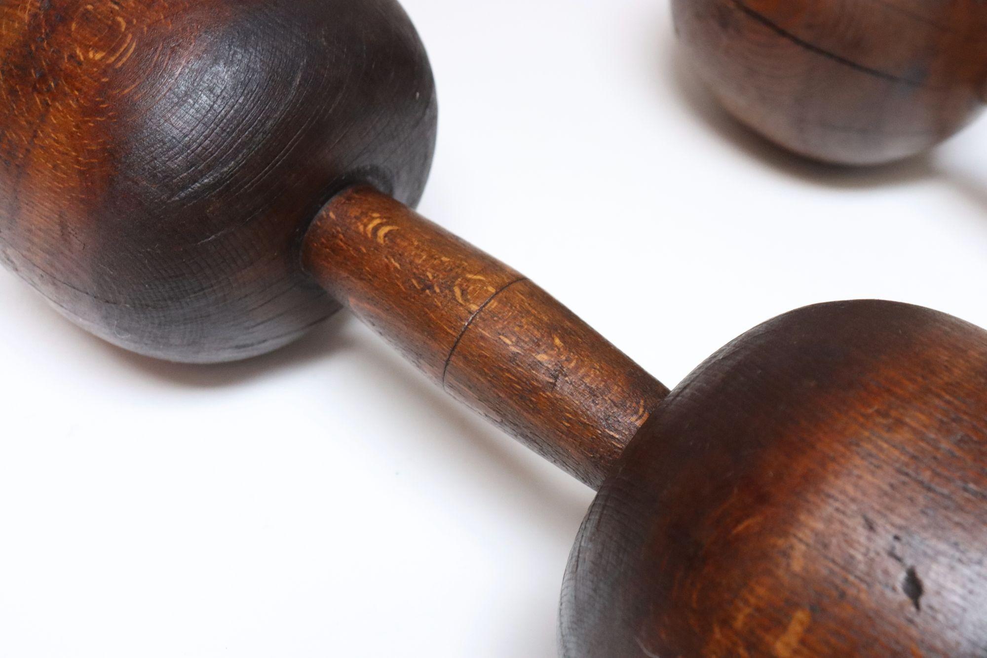 Paire d'haltères en bois surdimensionnés et sculptés, de style primitif vintage en vente 2