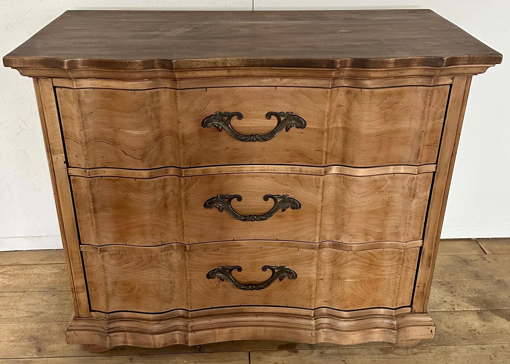 Das Paar Kommoden sind in der Französisch Louis XV Land Provincial Stil mit Serpentine Fronten  Jede Kommode hat 3 ausziehbare Schwalbenschwanz-Schubladen in voller Größe.  Hergestellt in den USA in höchster Verarbeitungsqualität. 
Suchbegriffe: 