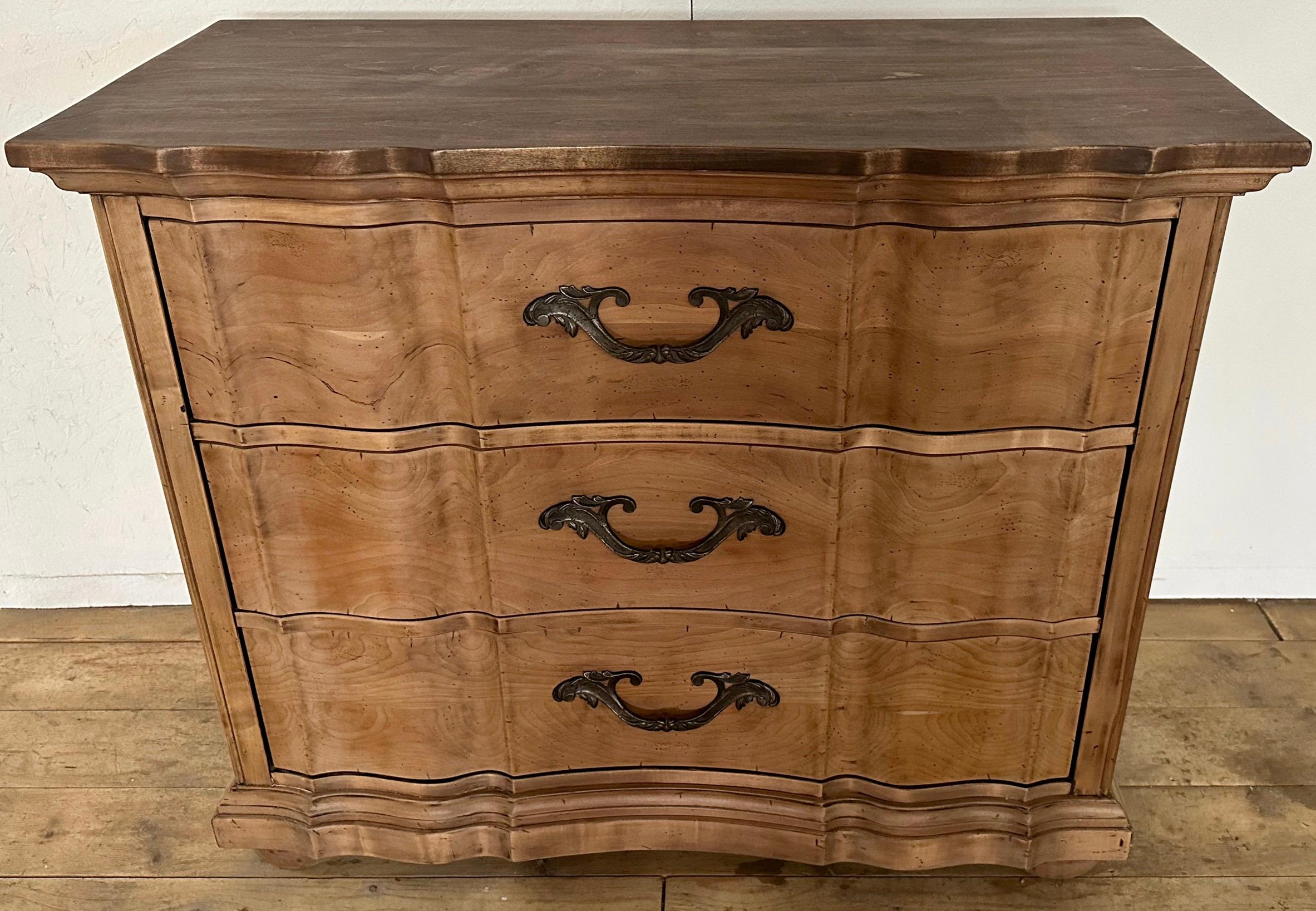 Ein Paar Serpentinen-Kommoden im Vintage-Stil (Französische Provence) im Angebot
