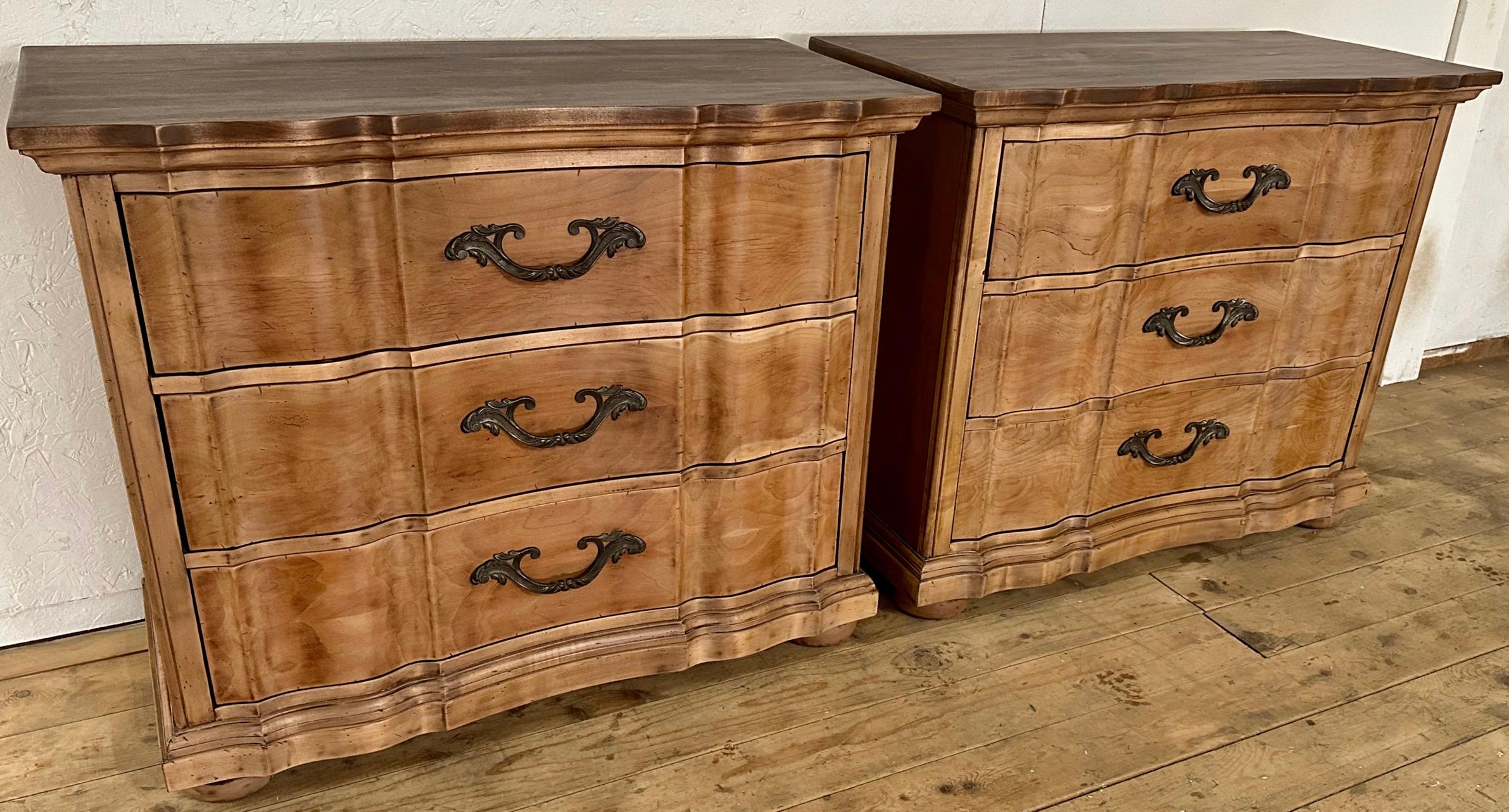 Ein Paar Serpentinen-Kommoden im Vintage-Stil (20. Jahrhundert) im Angebot