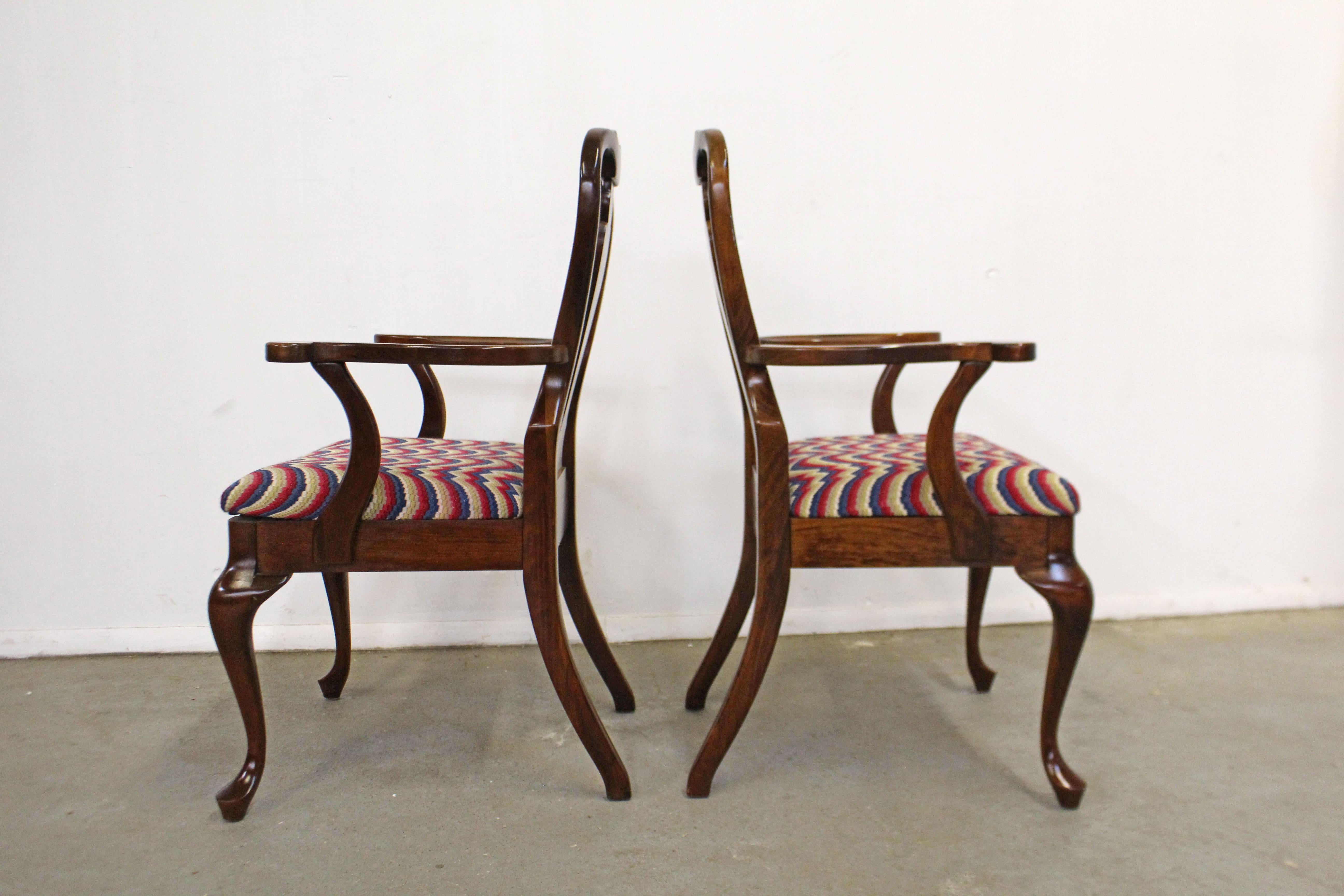 Pair of Vintage Queen Anne Cherry Arm Dining Chairs In Good Condition In Wilmington, DE