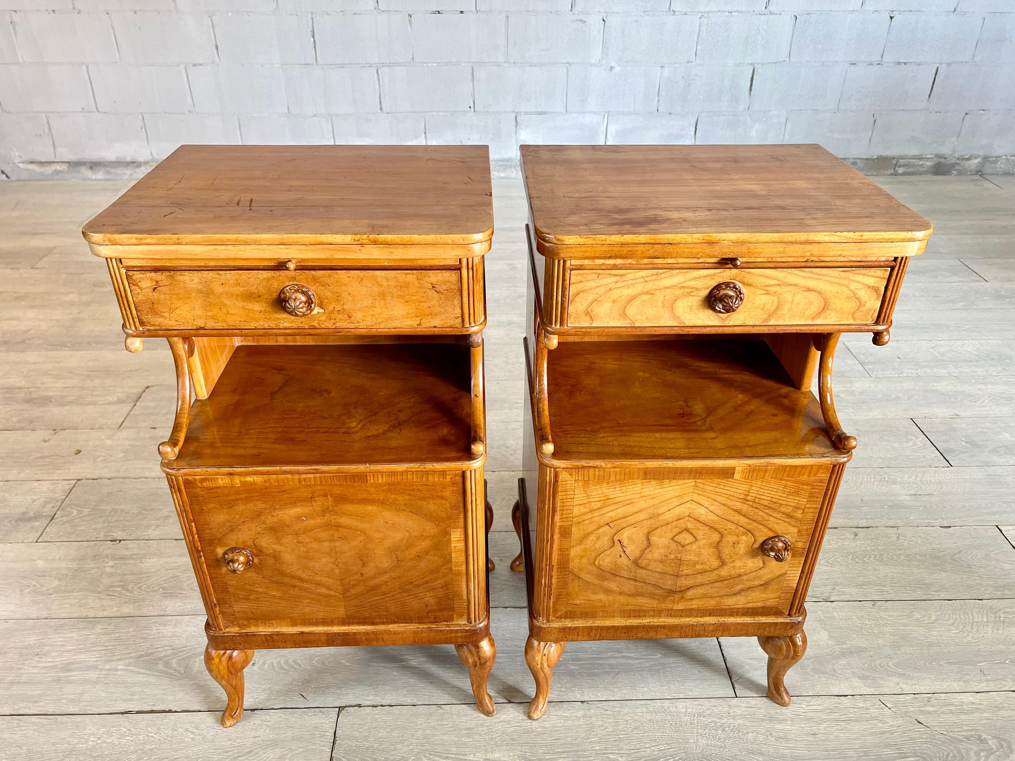 French Pair of Vintage Queen Anne Style Bedside Cabinets or Nighstands For Sale