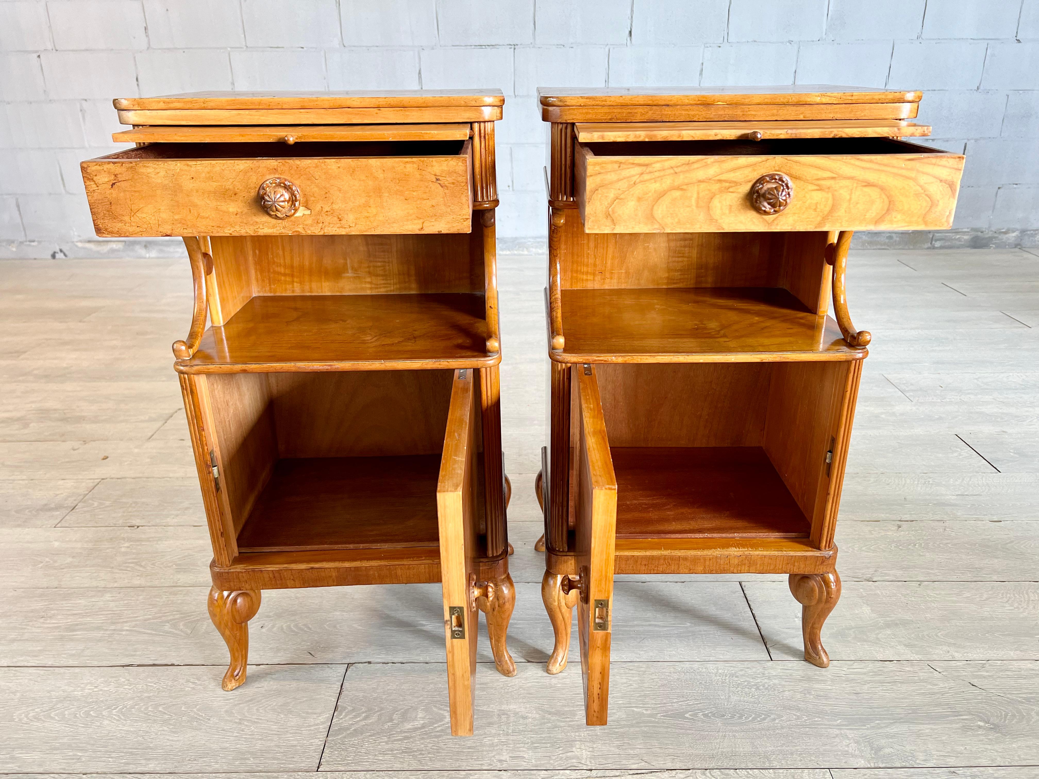Pair of Vintage Queen Anne Style Bedside Cabinets or Nighstands In Good Condition For Sale In Bridgeport, CT