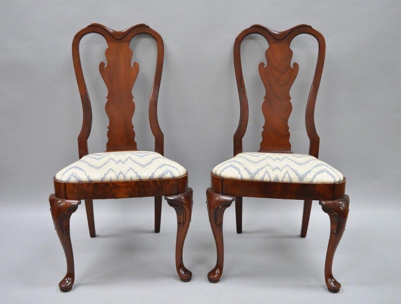 Coppia di sedie da sala da pranzo vintage in mogano crotch in stile Queen Anne. L'articolo è caratterizzato da gambe Queen Anne, struttura in legno massiccio, splendida venatura del legno, seduta imbottita e artigianato americano di qualità. Circa