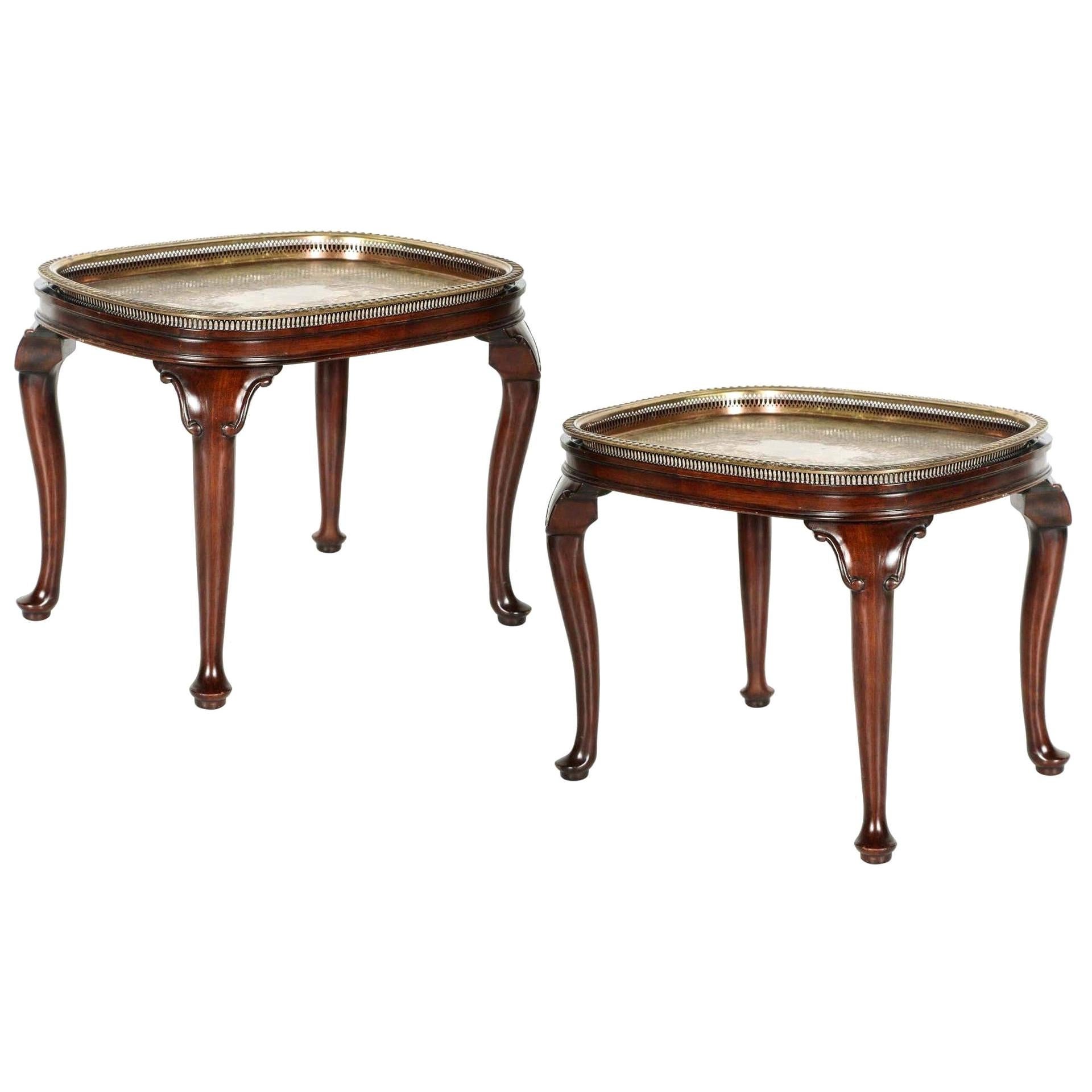 Paire de tables d'appoint vintage de style Queen Anne en acajou avec plateau en forme de plateau