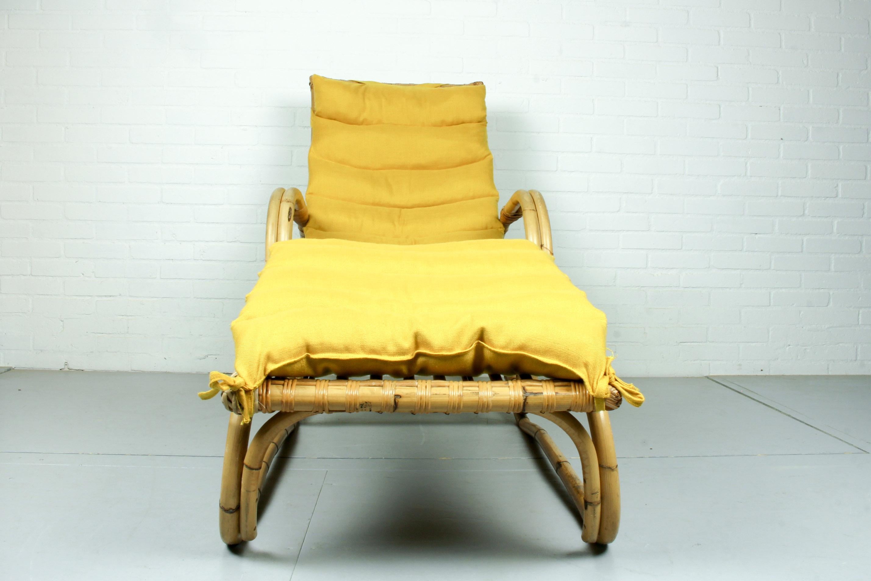 Pair of Vintage Rattan Bamboo Lounge Chairs, Chaisse Longue, 1960s In Fair Condition In Appeltern, Gelderland