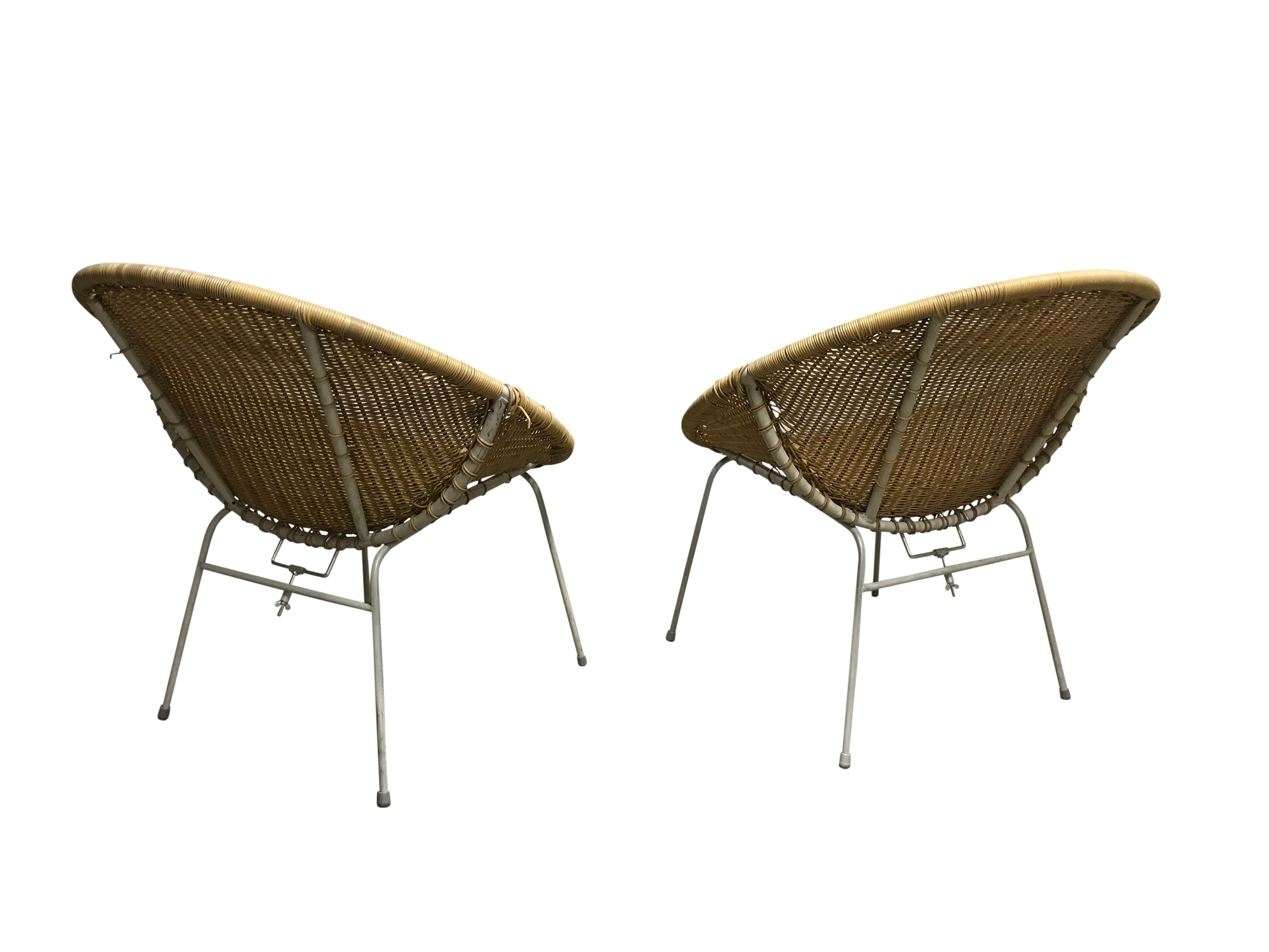 Pair of 1970s rattan lounge chairs.

The chairs are elegantly shaped and have a white metal frame.

Good overall condition.

The chairs are quite comfortable and suitable for in-and outdoor use.

1970s - France

Dimensions:
Height