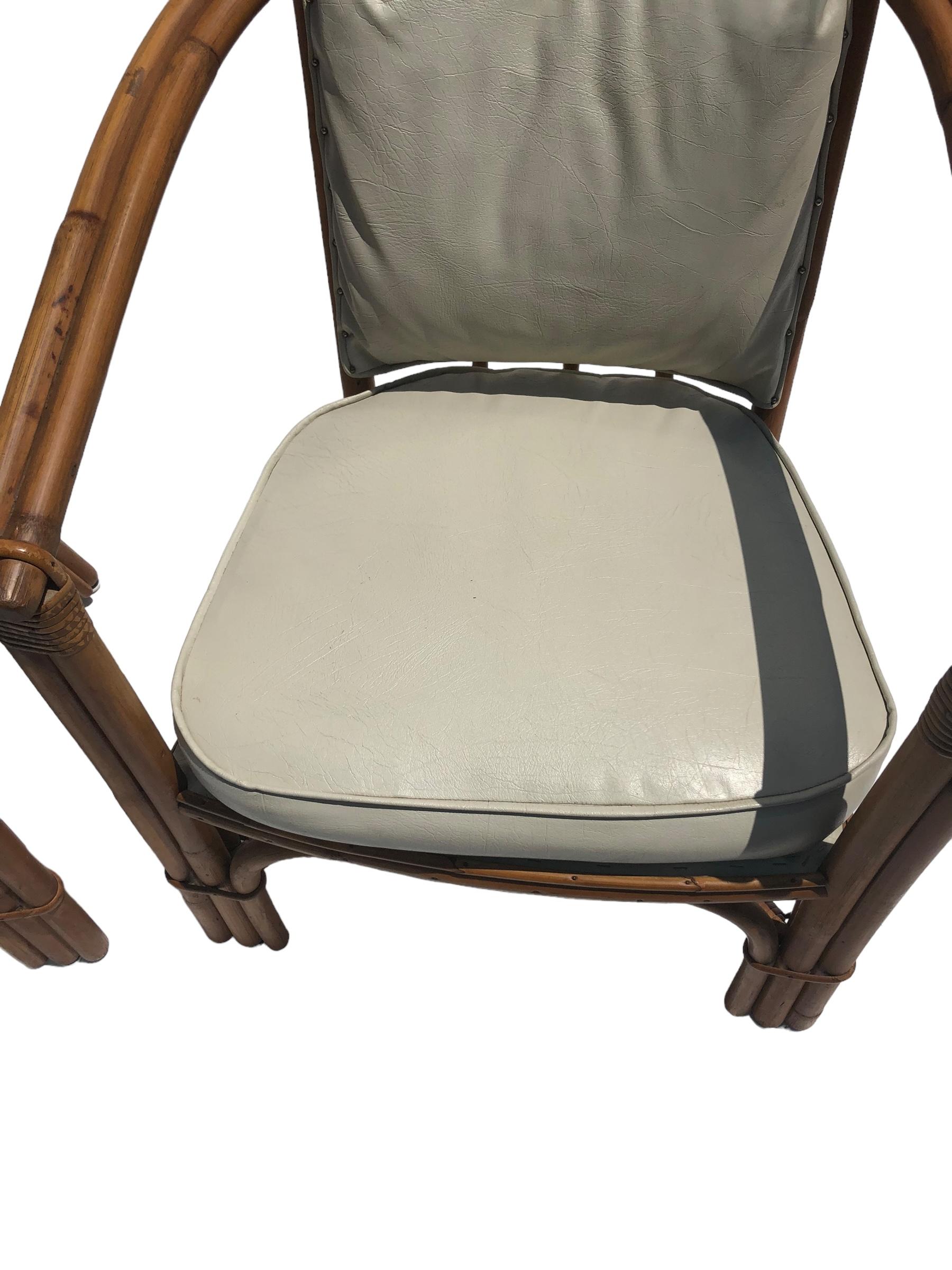 Paire de chaises vintage en rotin avec sièges en vinyle Bon état - En vente à Chapel Hill, NC