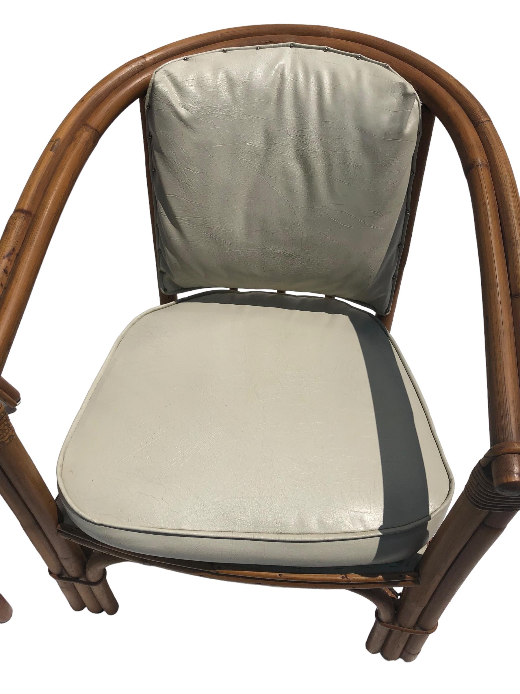 20ième siècle Paire de chaises vintage en rotin avec sièges en vinyle en vente