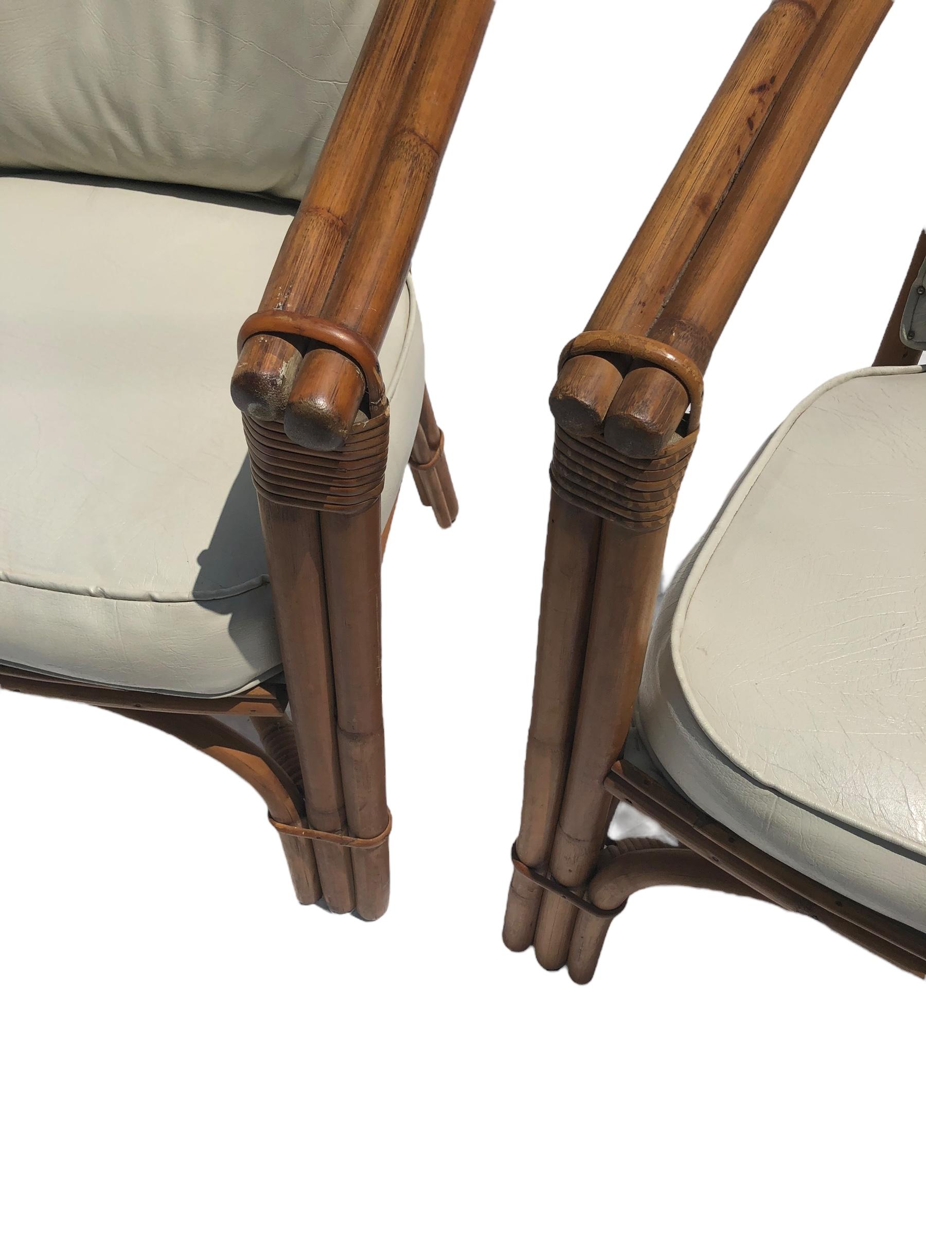 Rotin Paire de chaises vintage en rotin avec sièges en vinyle en vente
