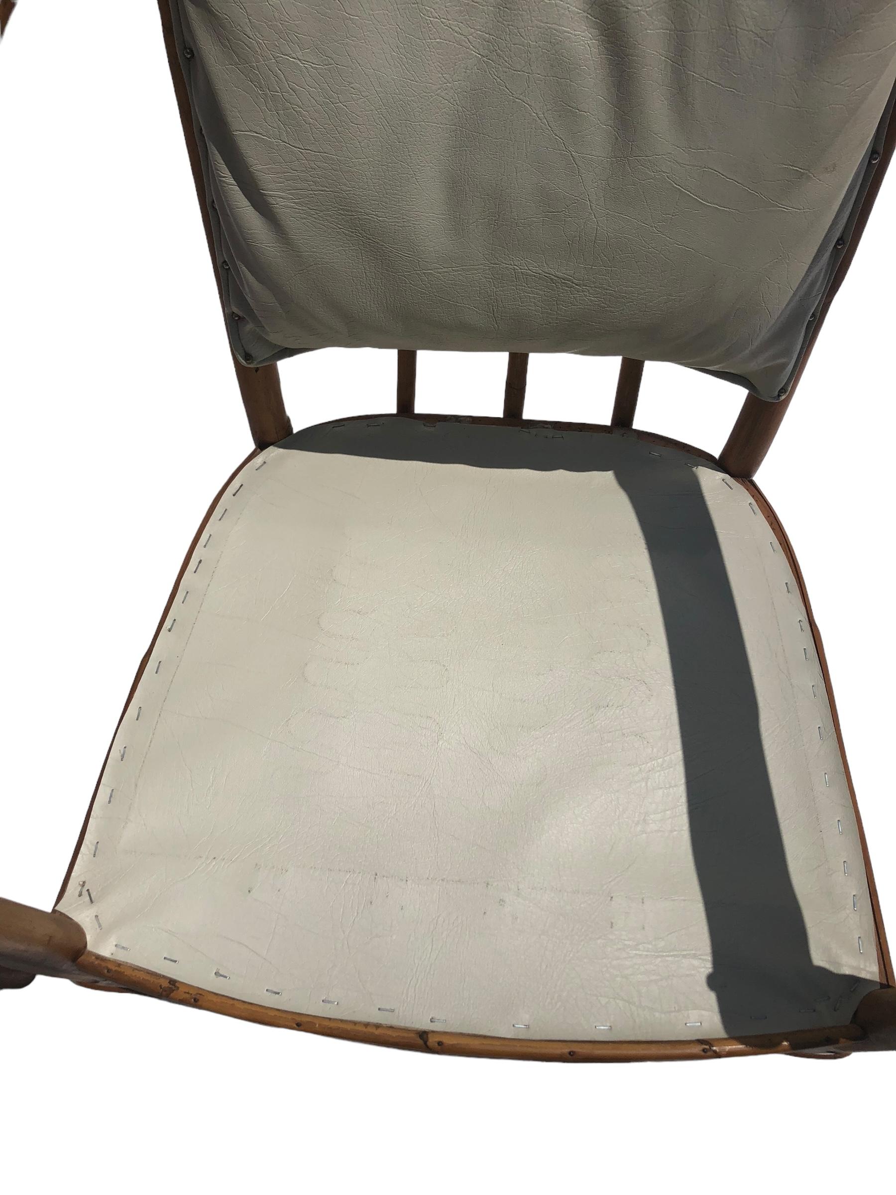 Paire de chaises vintage en rotin avec sièges en vinyle en vente 1