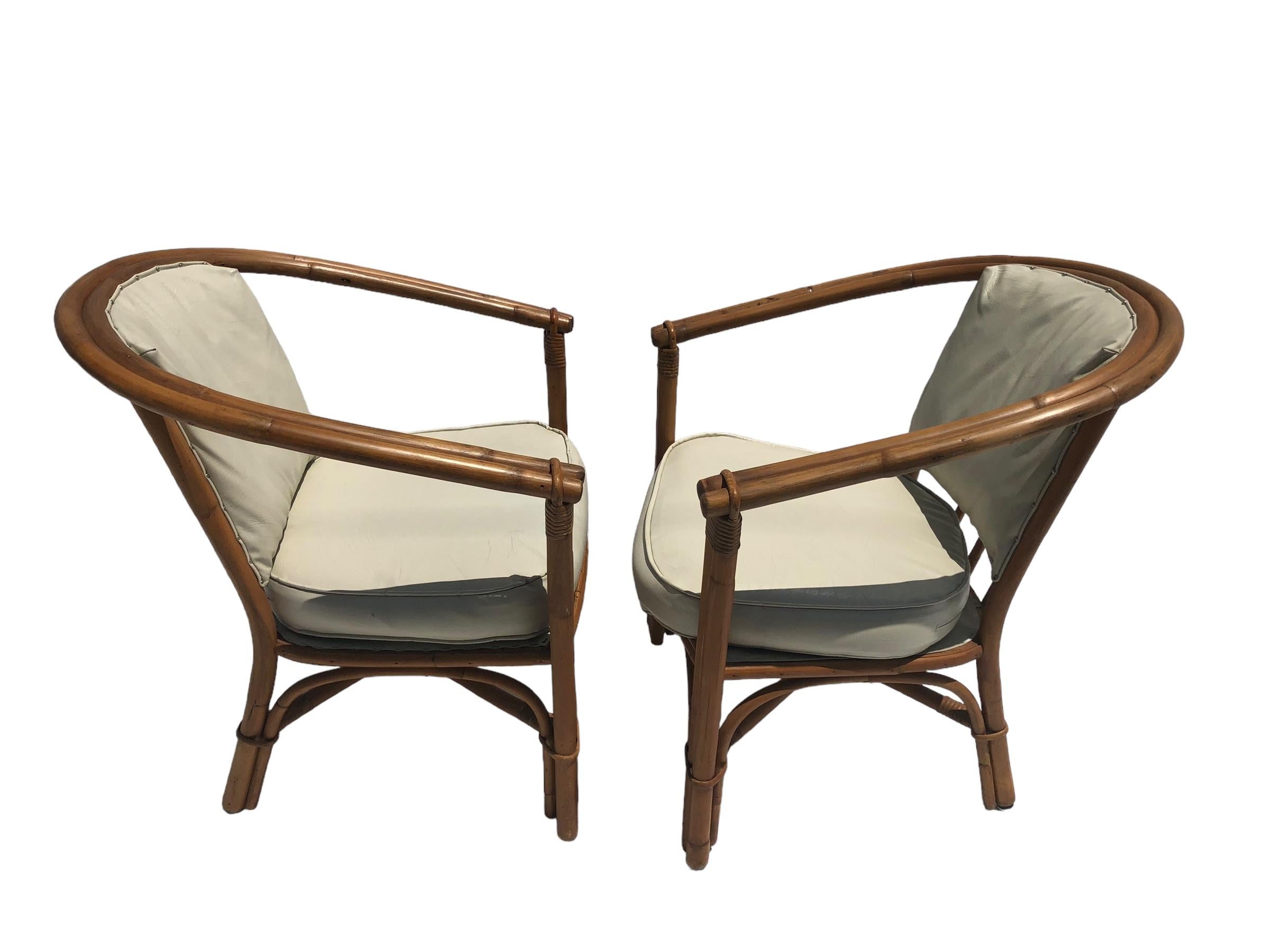 Paire de chaises vintage en rotin avec sièges en vinyle en vente 2