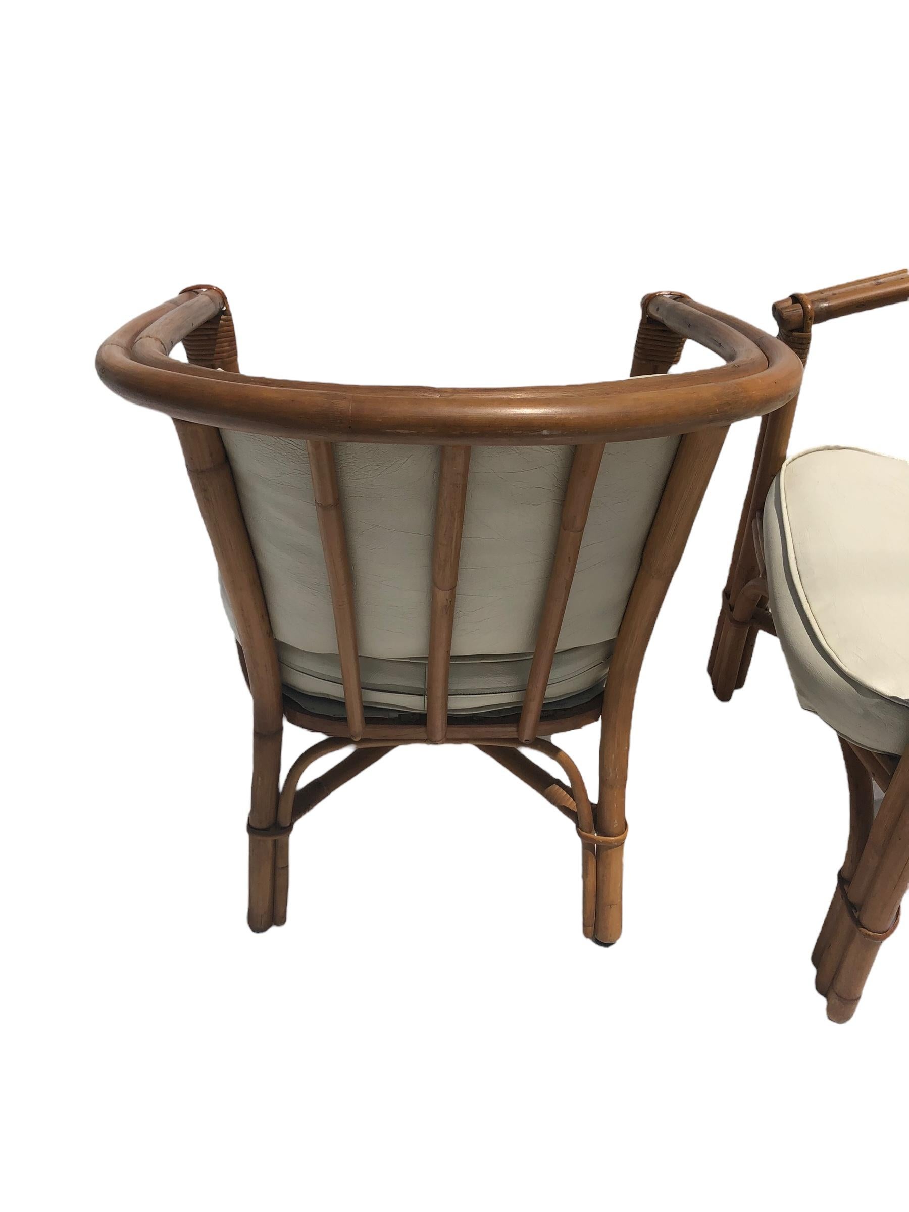 Paire de chaises vintage en rotin avec sièges en vinyle en vente 3