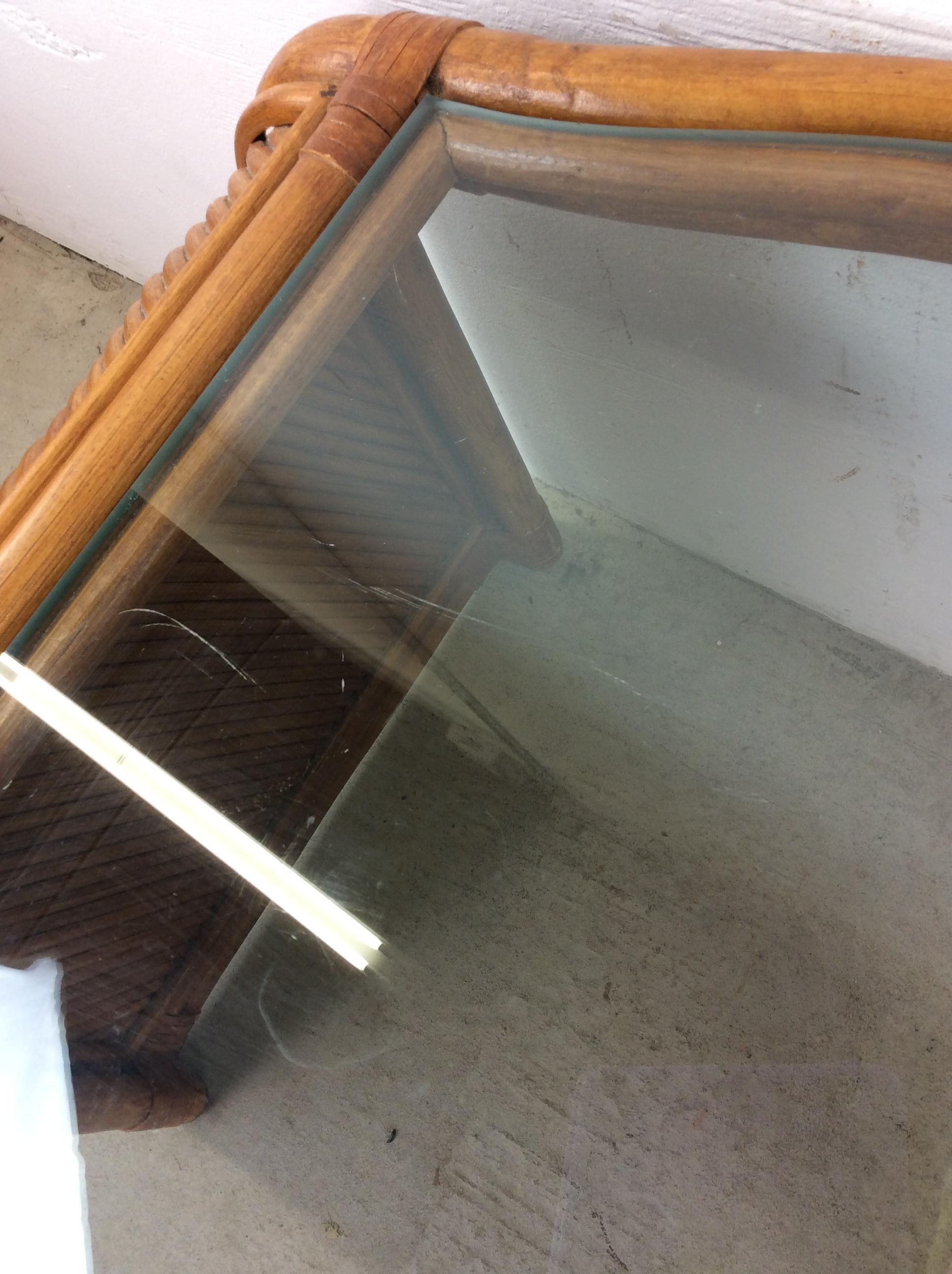 Paire de tables d'appoint vintage en rotin avec plateau en verre en vente 3