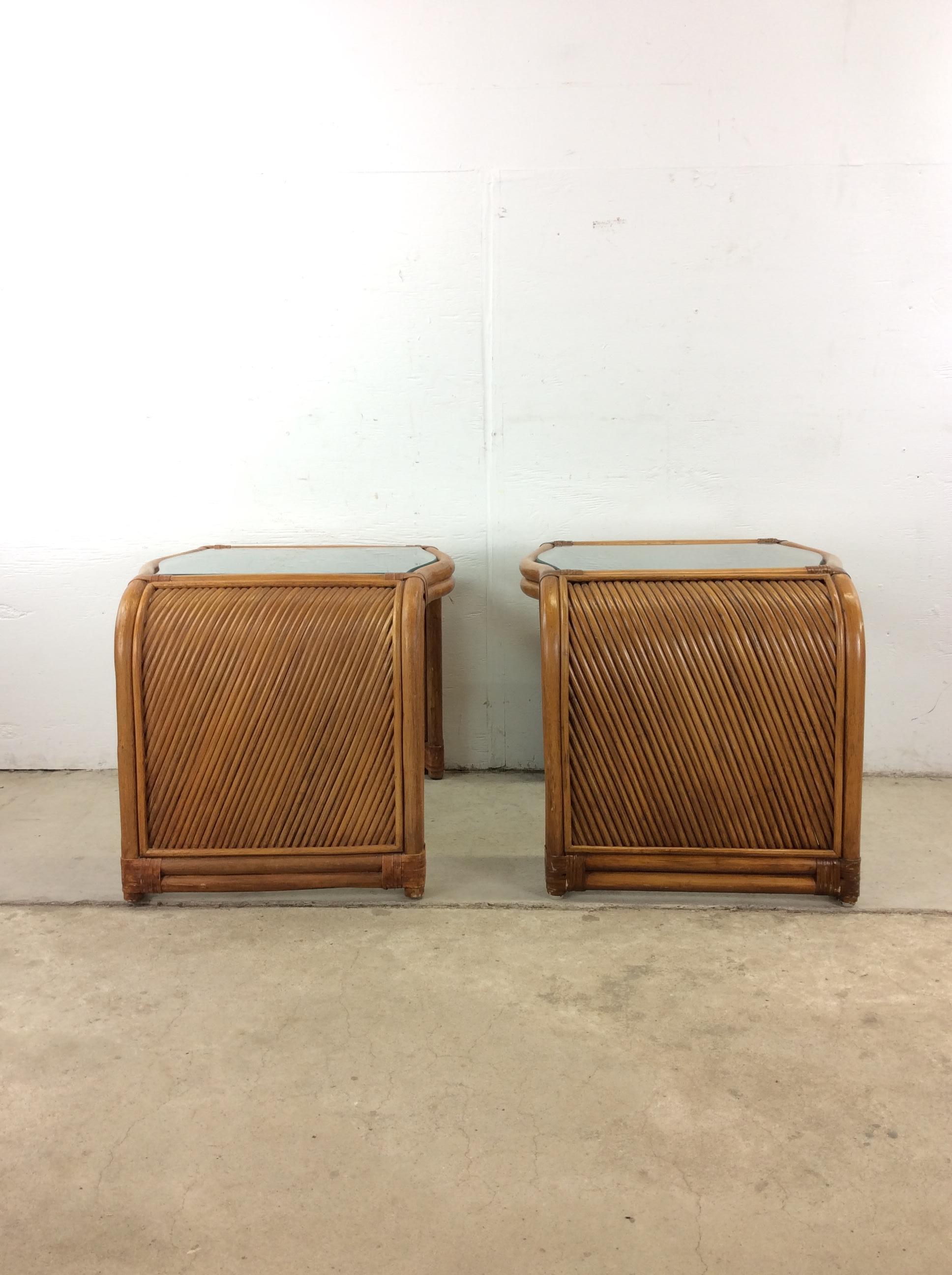 Paire de tables d'appoint vintage en rotin avec plateau en verre en vente 4