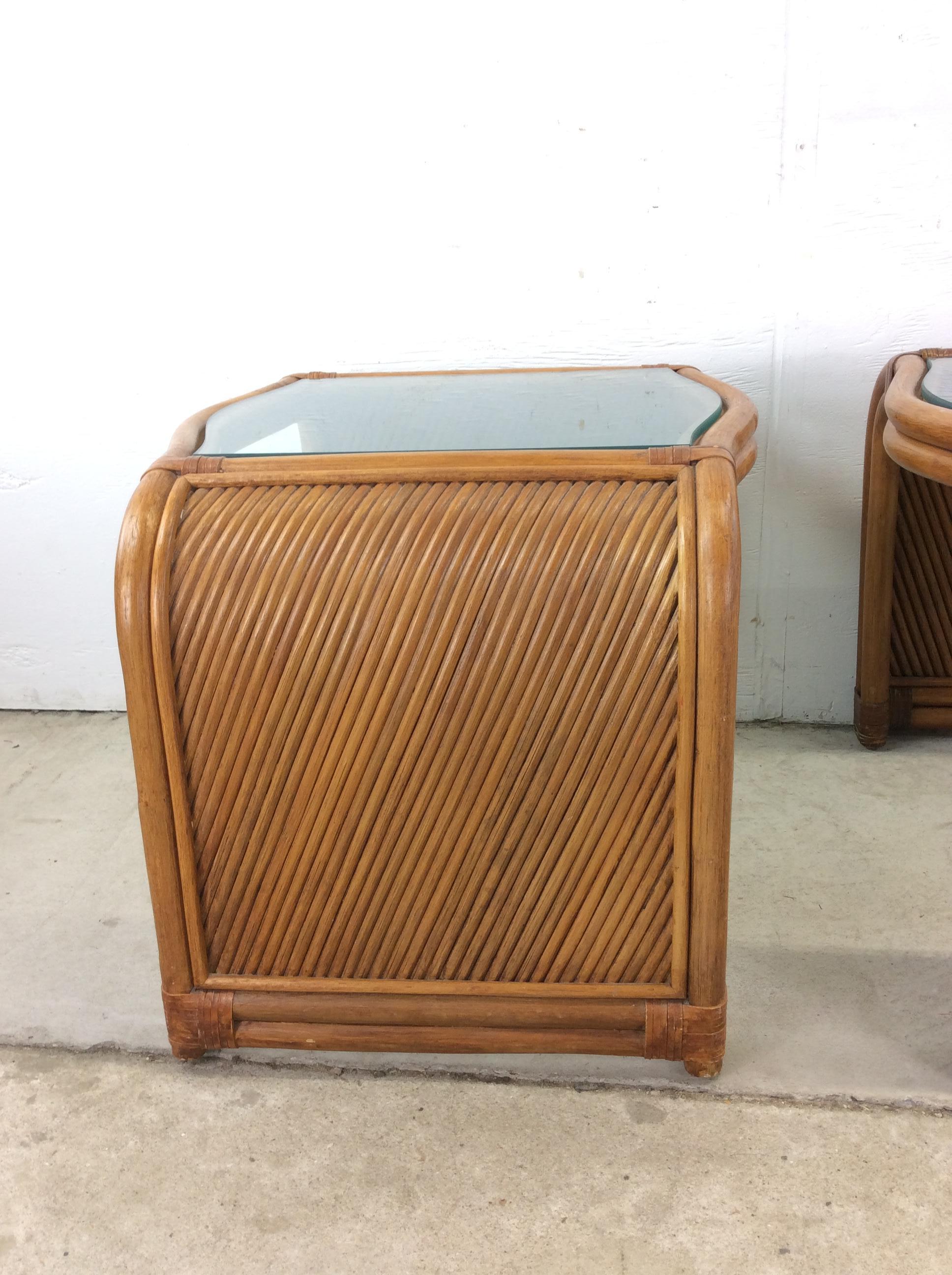 Paire de tables d'appoint vintage en rotin avec plateau en verre en vente 5