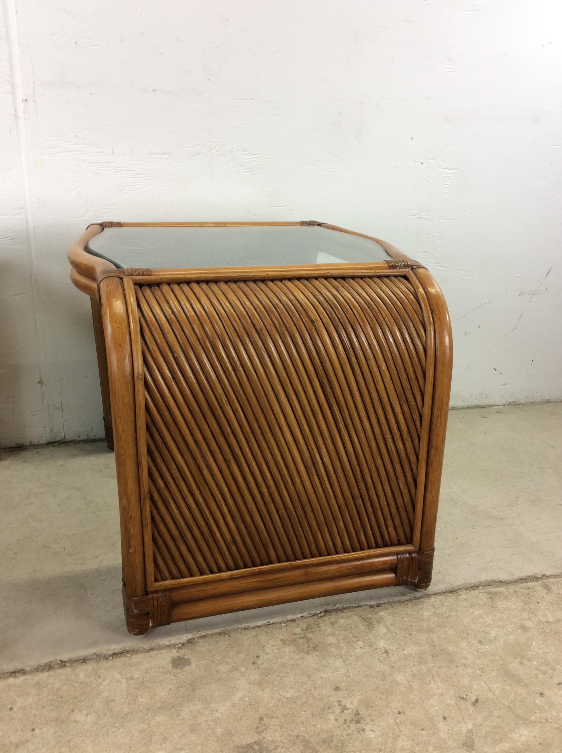 Paire de tables d'appoint vintage en rotin avec plateau en verre en vente 6