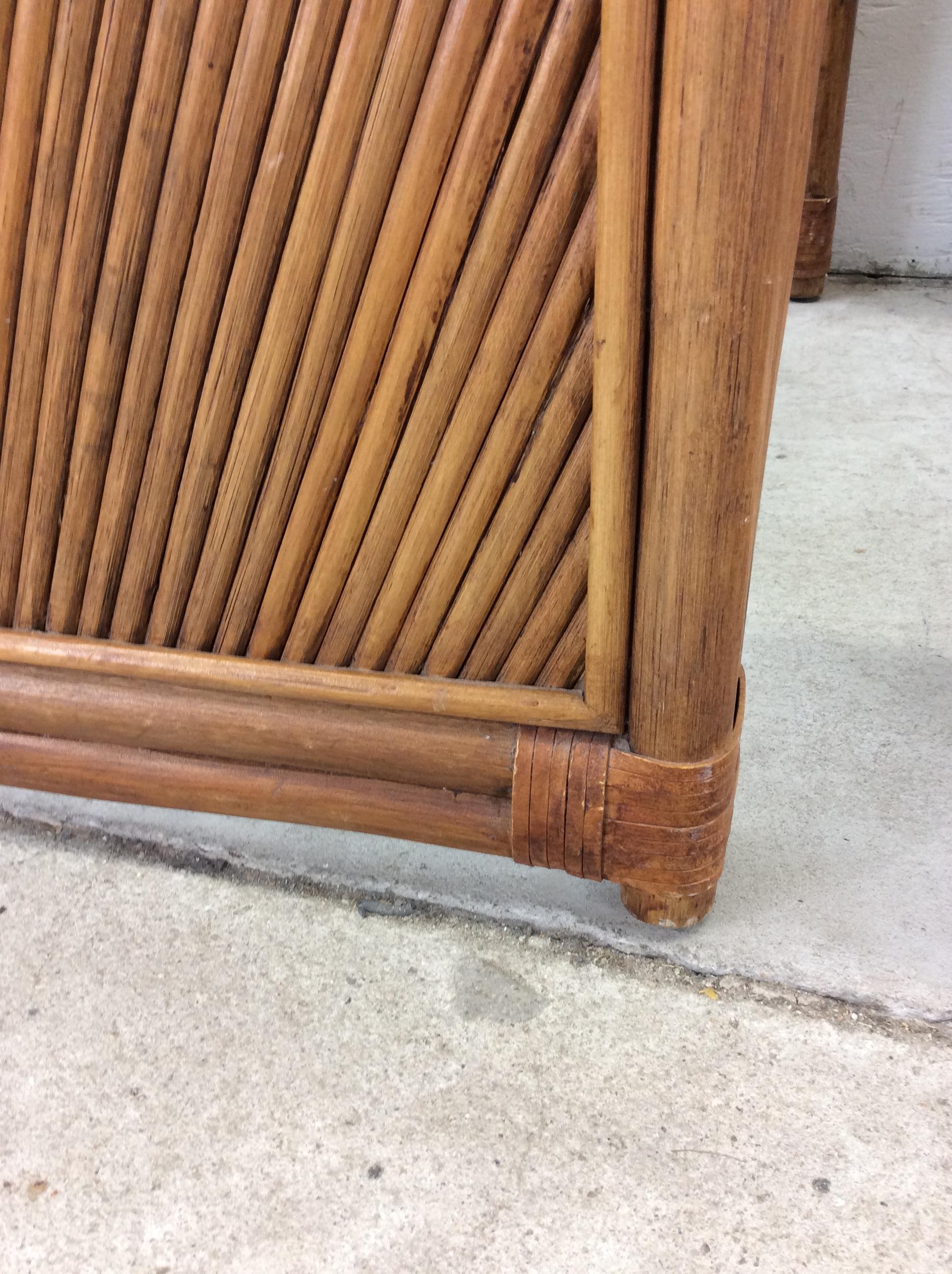 Paire de tables d'appoint vintage en rotin avec plateau en verre en vente 7