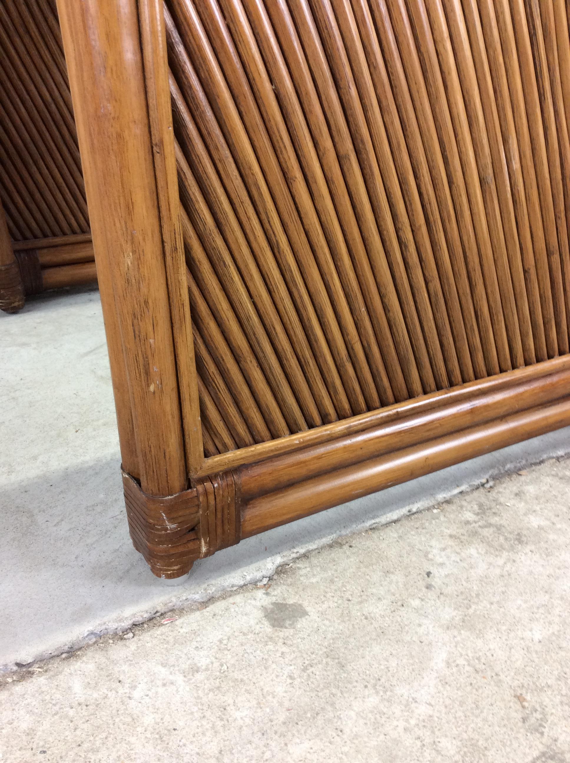 Paire de tables d'appoint vintage en rotin avec plateau en verre en vente 8