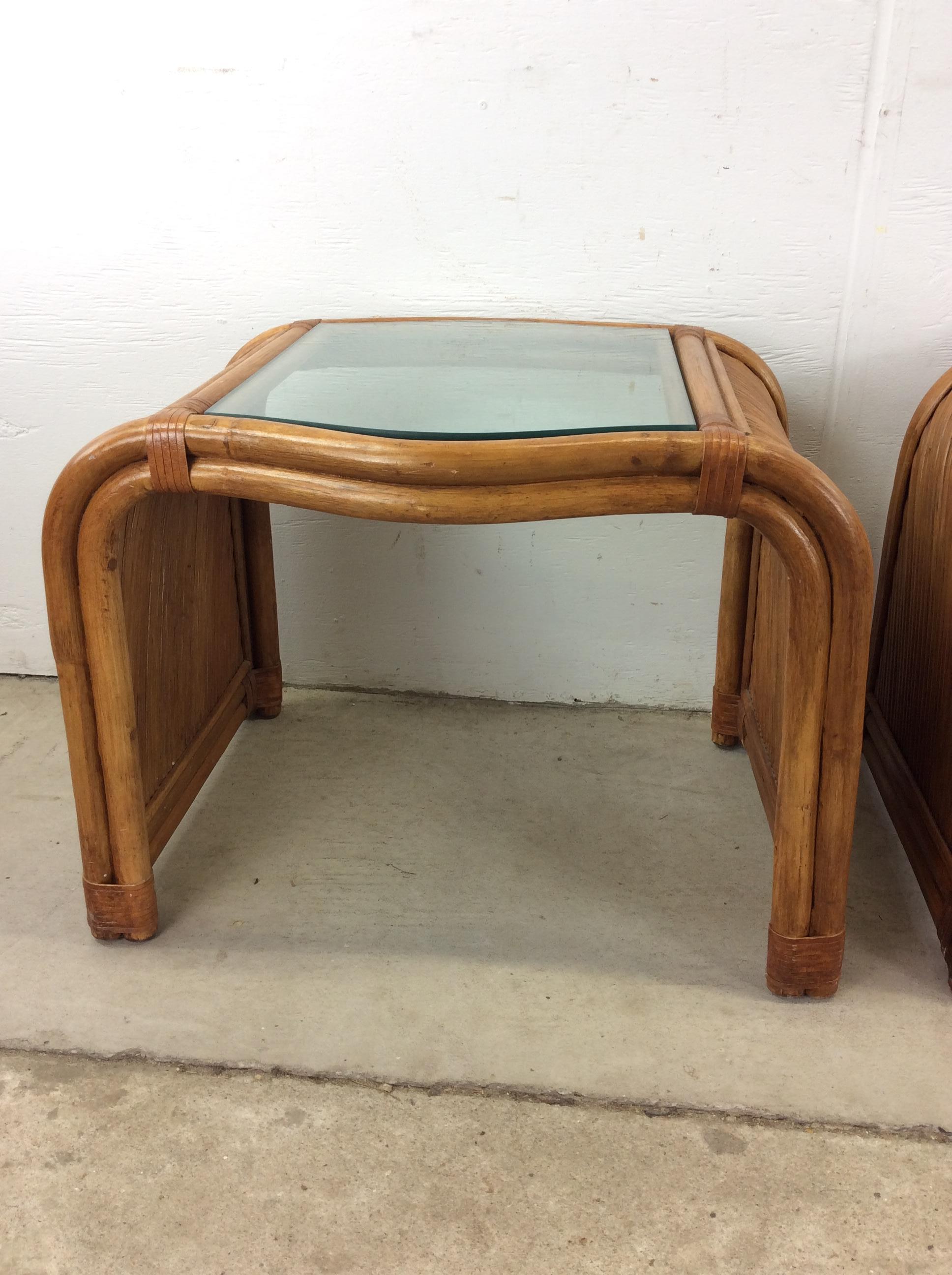 Paire de tables d'appoint vintage en rotin avec plateau en verre en vente 9