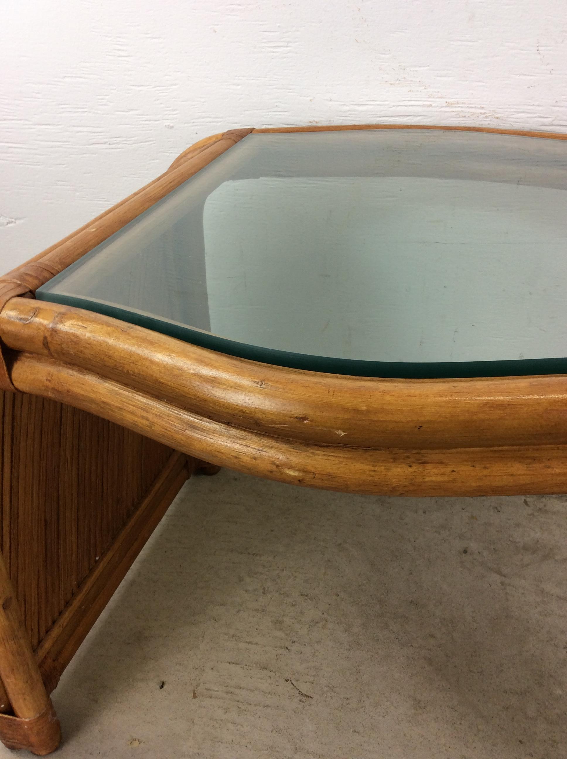 Paire de tables d'appoint vintage en rotin avec plateau en verre en vente 10