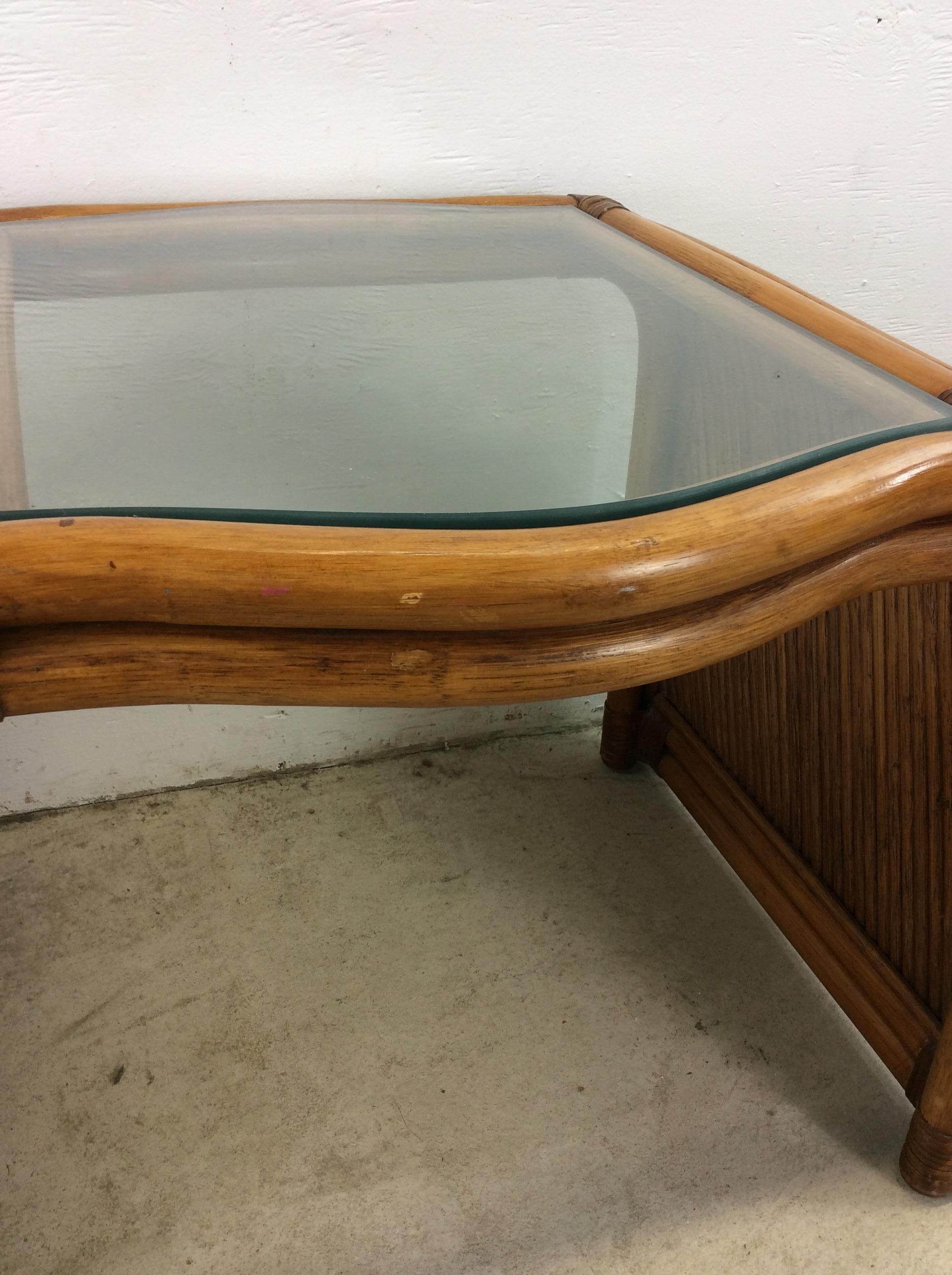 Paire de tables d'appoint vintage en rotin avec plateau en verre en vente 11