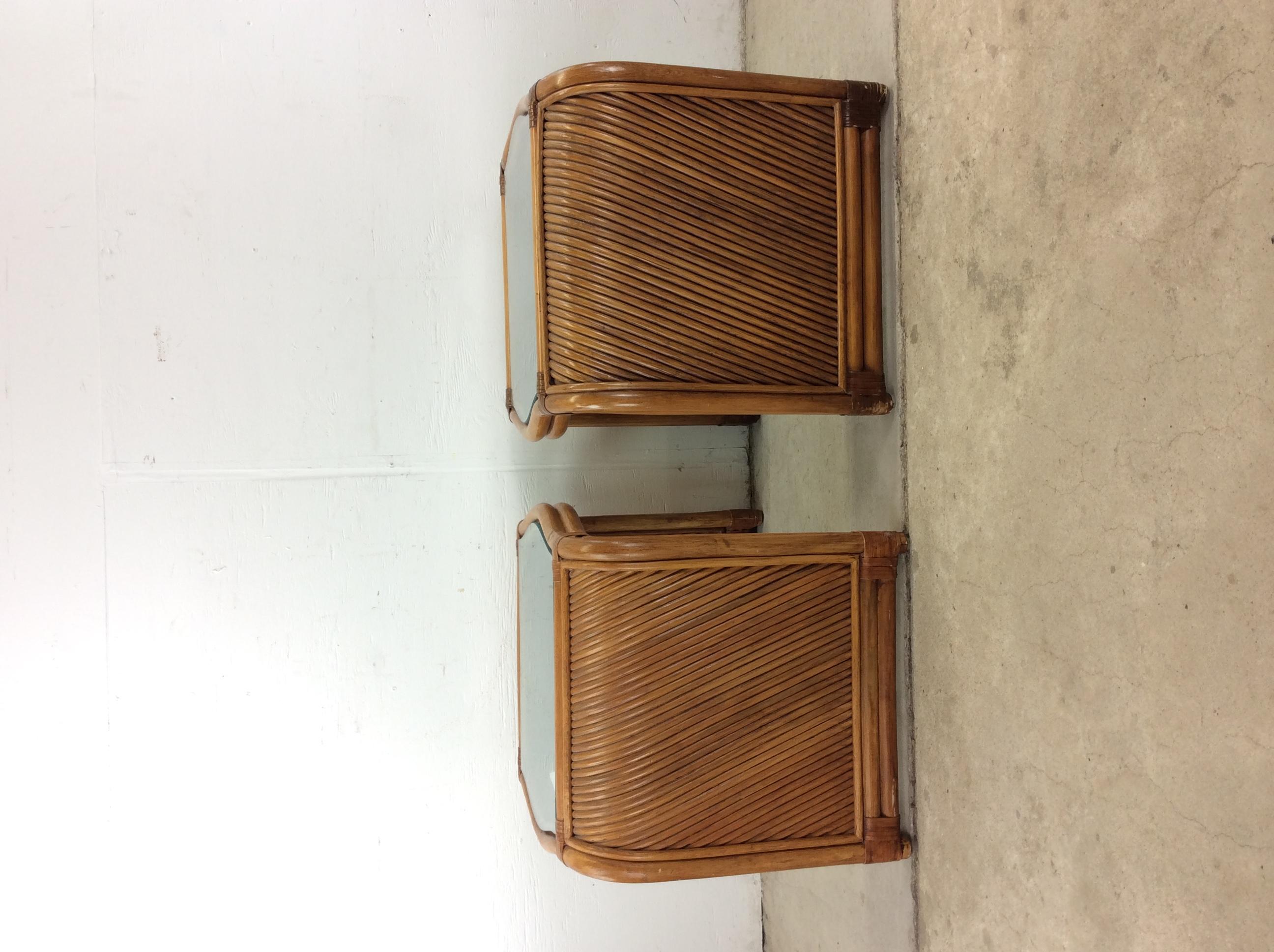 Paire de tables d'appoint vintage en rotin avec plateau en verre en vente 12